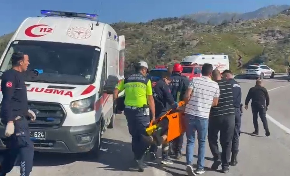 ANTALYA BÜYÜKŞEHİR BELEDİYESİ İTFAİYESİ MANAVGAT BİRİMİ, MANAVGAT İLÇE JANDARMA KOMUTANLIĞI TAŞAĞIL JANDARMA KARAKOLU VE JANDARMA TRAFİK EKİPLERİNCE ARAÇTAN ÇIKARILAN YARALILAR 112 SAĞLIK EKİPLERİNİN OLAY YERİNDEKİ MÜDAHALESİNİN ARDINDAN AMBULANSLA HASTANEYE KALDIRILDI.
