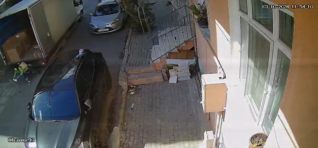 İSTANBUL AVCILAR’DA MAHALLEDE DİLENCİLİK YAPTIĞI SÖYLENEN YAŞLI BİR KADIN, GERİ GERİ GELEN YAPAN KAMYONETİN ALTINA KALARAK HAYATINI KAYBETTİ. YAŞANAN ANLAR GÜVENLİK KAMERASI TARAFINDAN KAYDEDİLDİ.