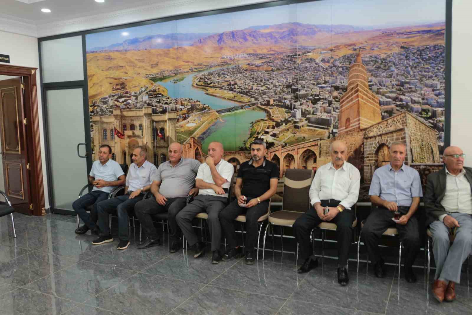 ŞIRNAK’TA KADİM AŞİRETLER FEDERASYONU İL BAŞKANLIĞI ÖNCÜLÜĞÜNDE BİR ARAYA GELEN AŞİRET LİDERLERİ, KANAAT ÖNDERLERİ VE SİVİL TOPLUM KURULUŞU TEMSİLCİLERİ, TBMM'DE KABUL EDİLEN "ÇERÇEVE YASA"YA DESTEK VERDİKLERİNİ AÇIKLADI.