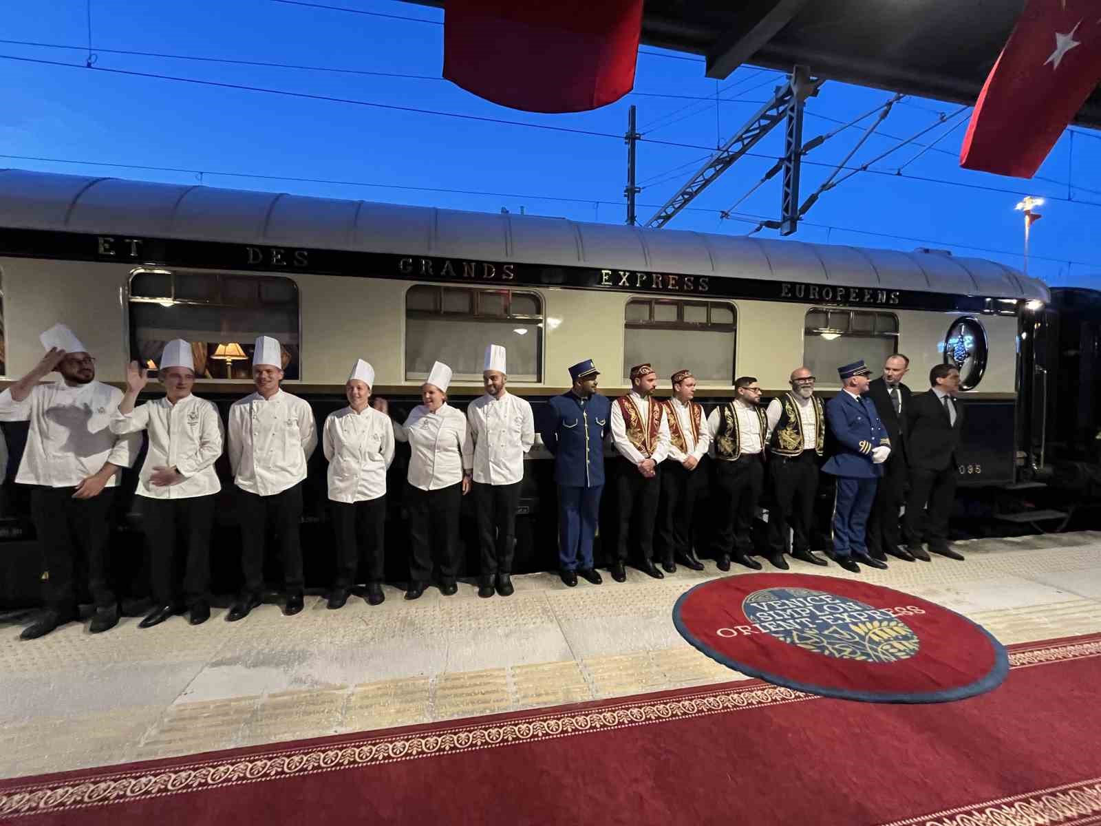 FRANSA'NIN BAŞKENTİ PARİS’TEN YOLA ÇIKAN ORİENT EXPRESS, AKŞAM SAATLERİNDE İSTANBUL’A ULAŞTI. BAKIRKÖY TREN İSTASYONU’NA YANAŞAN TRENDEKİ YOLCULAR İÇİN KARŞILAMA TÖRENİ DÜZENLENDİ.