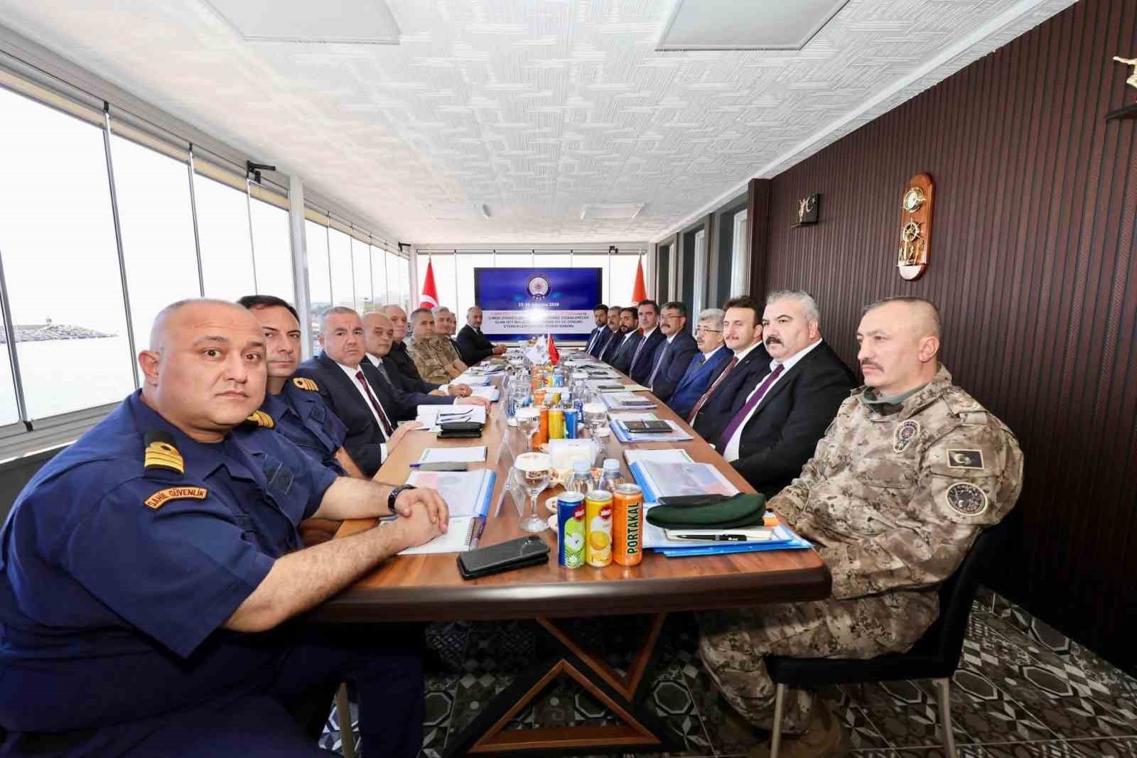 İÇİŞLERİ BAKAN YARDIMCISI ALİ ÇELİK, 955. YIL ANADOLU’NUN FETHİ MALAZGİRT 1071 ANMA PROGRAMI VE AHLAT ETKİNLİKLERİ ÖNCESİ AHLAT’TA İNCELEMELERDE BULUNARAK, GÜVENLİK TOPLANTISI DÜZENLEDİ.