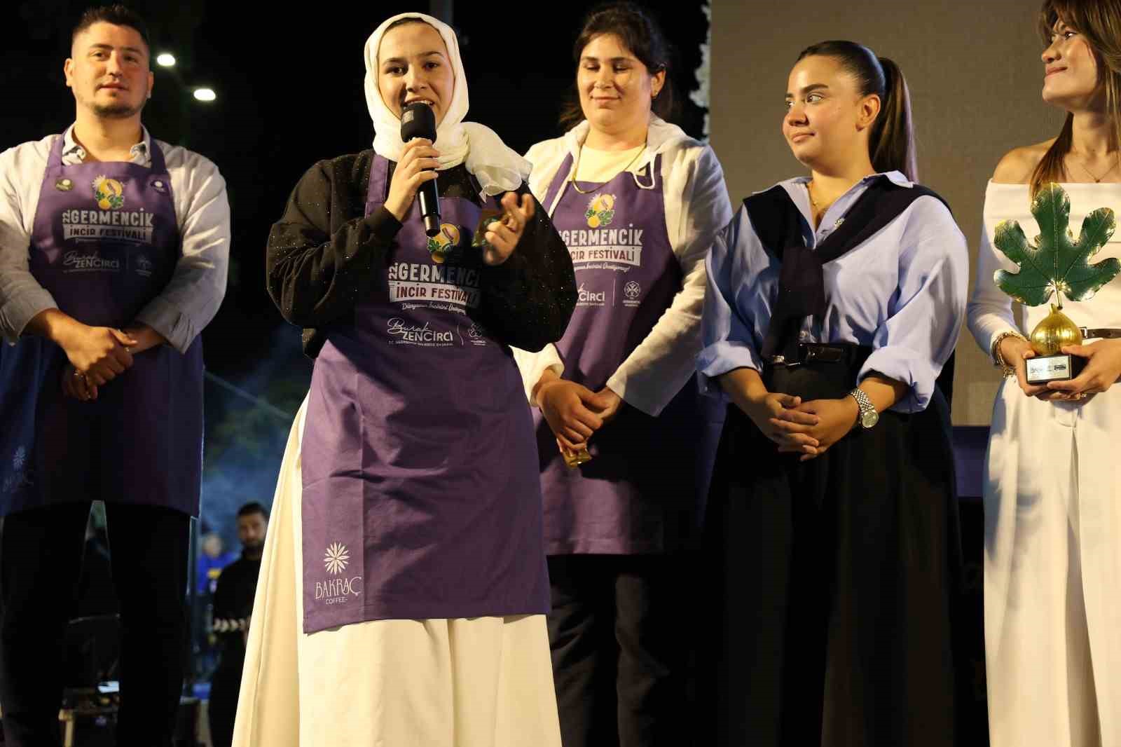 GERMENCİK 22. İNCİR FESTİVALİ’NDE DÜZENLENEN İNCİRLİ LEZZETLER YARIŞMASI'NA İŞTEN ÇIKIP SON ANDA YETİŞEN VE 10 DAKİKA İÇİNDE HAZIRLADIĞI "İNCİRİN ALTIN TAHTI" İSMİNİ VERDİĞİ TATLI İLE YARIŞAN 20 YAŞINDAKİ EDA KAYA, JÜRİDEN TAM PUAN ALARAK BİRİNCİ OLDU.