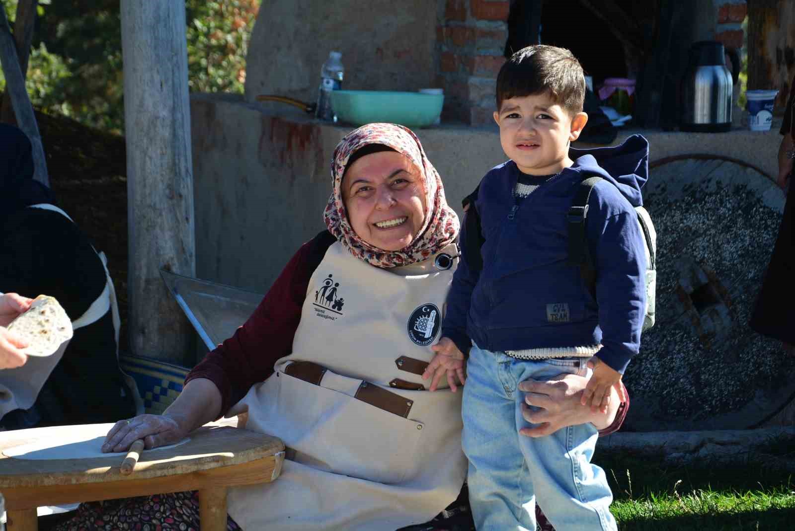 DÜZENLENEN ETKİNLİKTE AİLELER VE ÇOCUKLARI BİR ARAYA GELEREK KIŞ HAZIRLIKLARI YAPTI