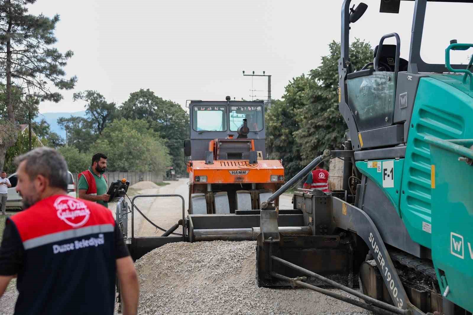 DÜZCE BELEDİYESİ ASFALT YATIRIMLARININ 2026 YILI PROGRAMI BUGÜN İŞ MAKİNELERİNİN SAHAYA İNMESİ İLE İKİ FARKLI NOKTADA BAŞLADI.