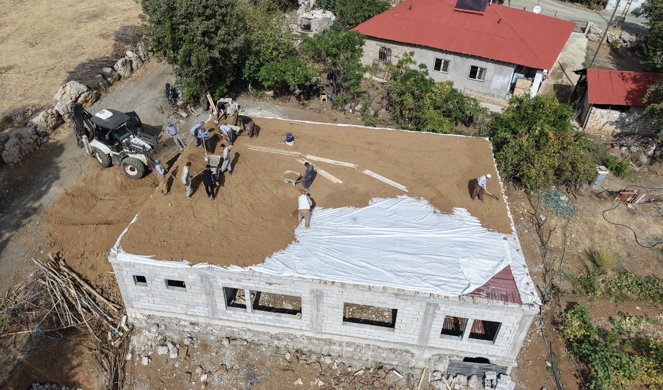 YOLGELDİ MAHALLESİ’NDE EV İNŞA EDEN BİR VATANDAŞIN DAMI, İMECE USULÜ TOPRAKLA KAPATILDI