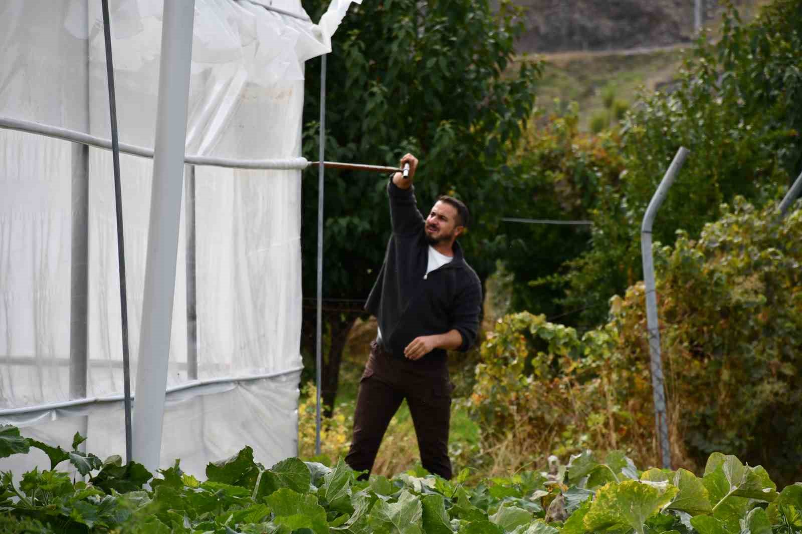 ŞIRNAK'IN ULUDERE İLÇESİNE BAĞLI ŞENOBA BELDESİNDE AİLELERİN DEVLETTEN ALDIKLARI YÜZDE 50 İLE KURDUKLARI SERALAR GELİR KAYNAKLARI OLDU.