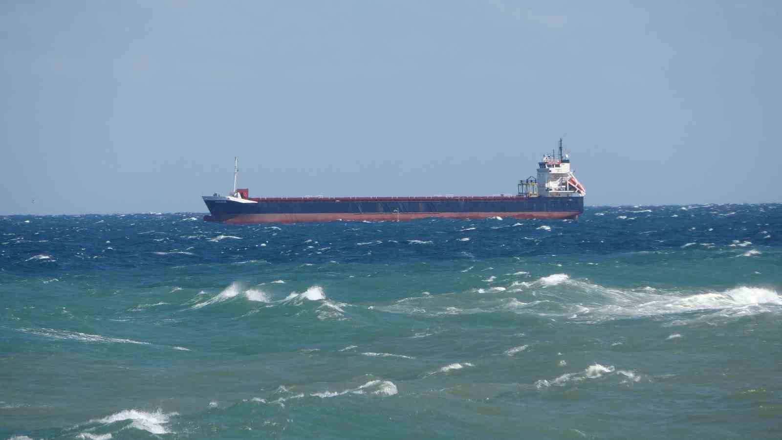 GİRESUN-ARTVİN ARASINDAKİ KIYI ŞERİDİNDE GÜNÜN İLK SAATLERDEN İTİBAREN BATI VE GÜNEYBATIDAN, ZAMANLA KUZEYBATIDAN 6 İLA 8 KUVVETİNDE (50-75 KM/SAAT) FIRTINA ŞEKLİNDE ESEN RÜZGAR HAYATI OLUMSUZ YÖNDE ETKİLİYOR.