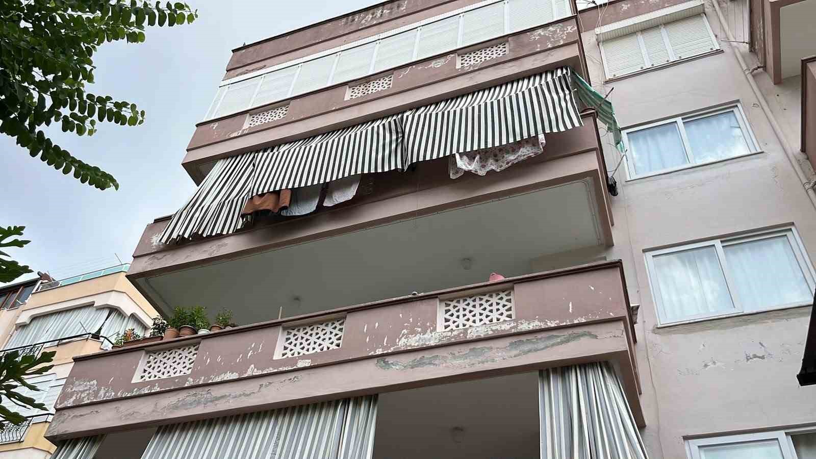 ANTALYA’NIN ALANYA İLÇESİNDE 5 KATLI BİNANIN 4’ÜNCÜ KATINDAKİ BALKONDAN BETON ZEMİNE DÜŞEN 82 YAŞINDAKİ AYŞE SEVİNDİ, HAYATINI KAYBETTİ.