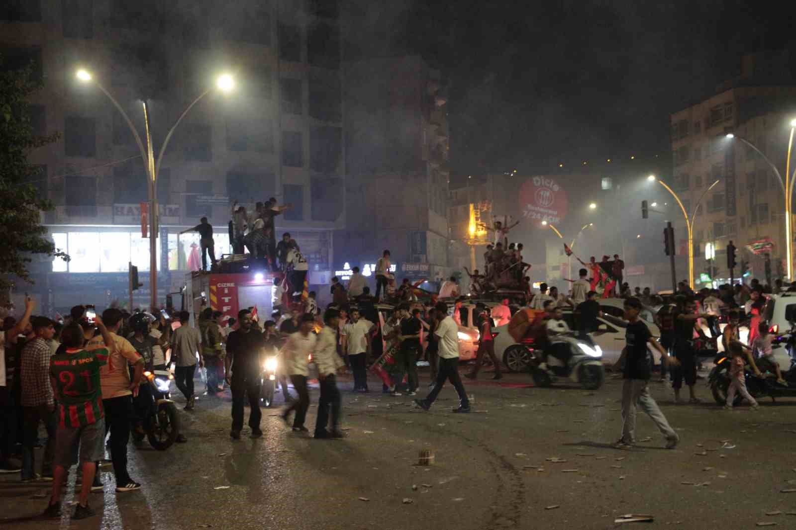 TRENDYOL SÜPER LİG’İN 6. HAFTASINDA AMED SPORTİF FAALİYETLER’İN SAHASINDA BEŞİKTAŞ’I 3-2 MAĞLUP ETMESİ, DİYARBAKIR’IN YANI SIRA ŞIRNAK’IN CİZRE İLÇESİNDE DE SOKAKLARI PANAYIR ALANINA ÇEVİRDİ.