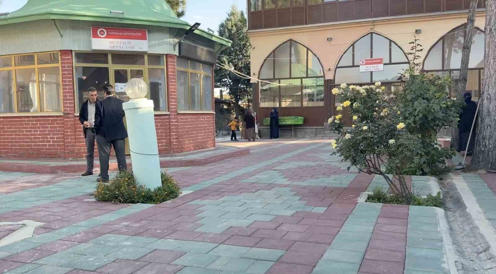 ESKİŞEHİR’DE 15 YAŞINDAKİ YEĞENİ TARAFINDAN TABANCAYLA VURULARAK HAYATINI KAYBEDEN MUHAMMED ASLANOĞLU, KILINAN CENAZE NAMAZININ ARDINDAN GÖZYAŞLARIYLA TOPRAĞA VERİLDİ. CEZAEVİNDE TUTUKLU BULUNAN ŞÜPHELİNİN BABASI G.A. İSE CENAZEYE JANDARMA GÖZETİMİNDE GETİRİLDİ.