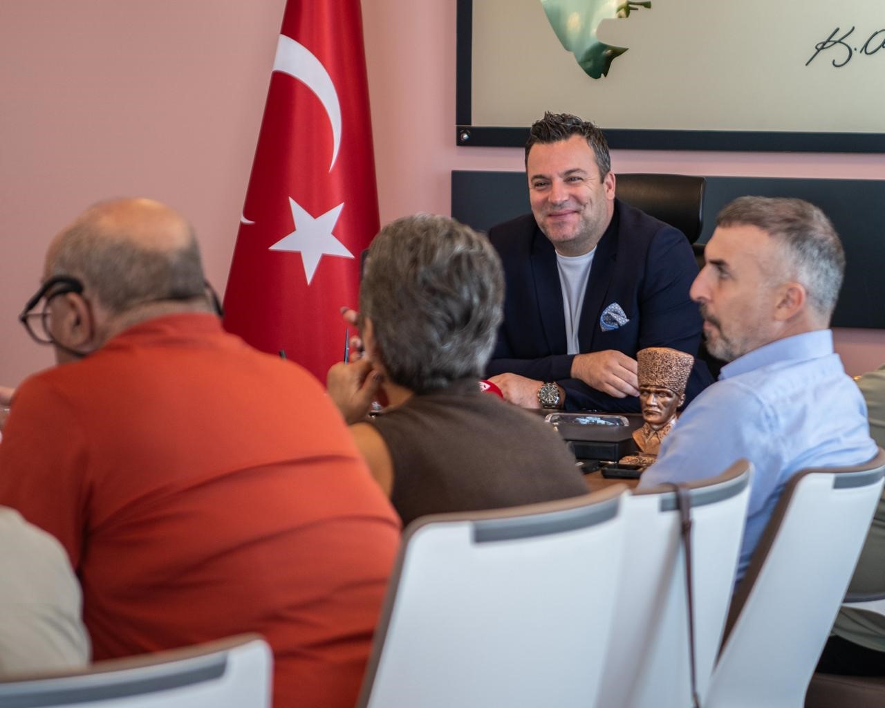 KUŞADASI BELEDİYE BAŞKAN VEKİLİ TAHSİN DEMİRTAŞ, KUŞADASI’NDAKİ ULUSAL VE YEREL MEDYA TEMSİLCİLERİYLE BİR ARAYA GELDİ. BASIN MENSUPLARINA GÖREVDE OLDUĞU 6 AYLIK SÜREDE KENT GENELİNDE YAŞAMA GEÇİRİLEN PROJE, HİZMET VE ÇALIŞMALARLA İLGİLİ BİLGİ AKTARAN DEMİRTAŞ, "İLK GÜNDEN İTİBAREN ÖMER BAŞKANIMIZIN DÖNEMİNDE BAŞLATILAN ÇALIŞMALARI SAHİPLENEREK İLERLETTİK. KUŞADASI’NA HİZMET YOLUNDA ÜSTLENDİĞİMİZ SORUMLULUĞU AYNI KARARLILIKLA SÜRDÜRÜYORUZ" DEDİ.