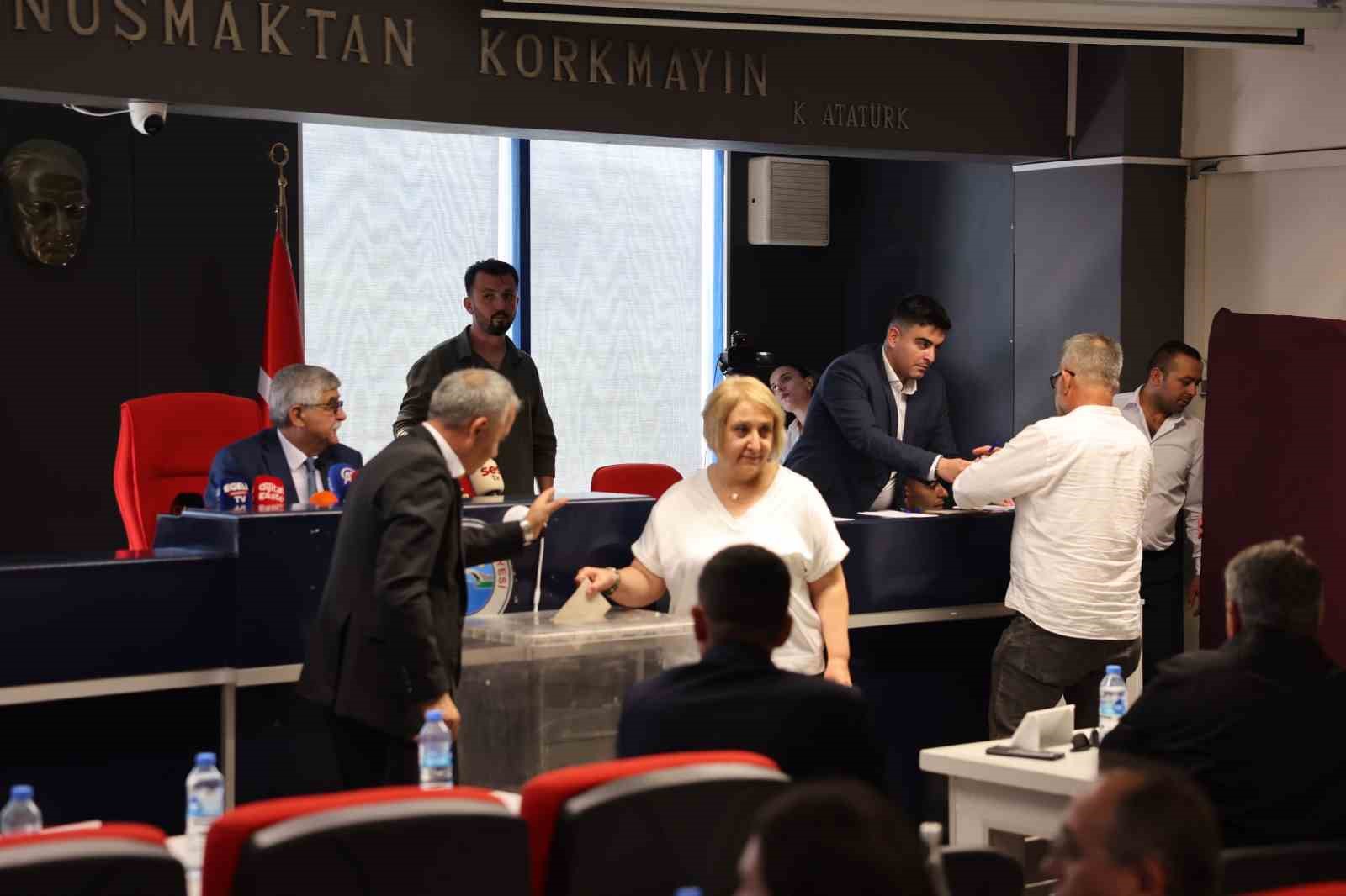 TUTUKLANAN MENDERES BELEDİYE BAŞKANI İLKAY ÇİÇEK’İN İÇİŞLERİ BAKANLIĞI TARAFINDAN GÖREVDEN UZAKLAŞTIRILMASININ ARDINDAN GERÇEKLEŞTİRİLEN BAŞKAN VEKİLLİĞİ SEÇİMLERİNİ CUMHUR İTTİFAKI ADAYI ASUMAN ŞEN KAZANDI.