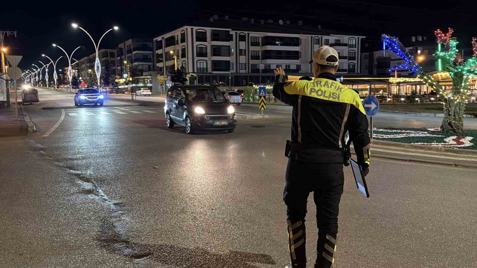 BOLU’DA MAHALLELİNİN ŞİKAYETİ ÜZERİNE ABART EGZOZ VE YÜKSEK SESLİ MÜZİKLE ÇEVREYE RAHATSIZLIK VEREN ARAÇLARA YÖNELİK DENETİM YAPILDI, KURALLARA UYMAYAN SÜRÜCÜLERE CEZA KESİLDİ.