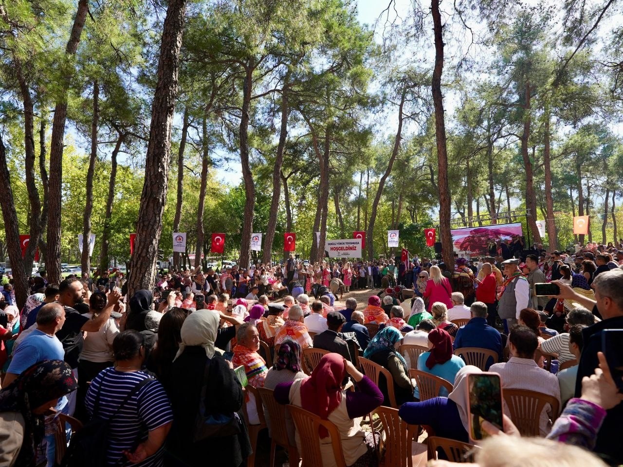 DENİZLİ BÜYÜKŞEHİR BELEDİYESİ’NİN EV SAHİPLİĞİNDE ÇAMLIK KENT ORMANI’NDA DÜZENLENEN DENİZLİ YÖRÜK TOYU, BİNLERCE VATANDAŞI BİR ARAYA GETİRDİ. BOZKIRIN RUHUNU, ATALARDAN MİRAS KALAN GELENEKLERİ VE ZENGİN KÜLTÜREL MİRASI BULUŞTURAN ETKİNLİK, RENKLİ GÖRÜNTÜLERE VE COŞKULU ANLARA SAHNE OLDU.