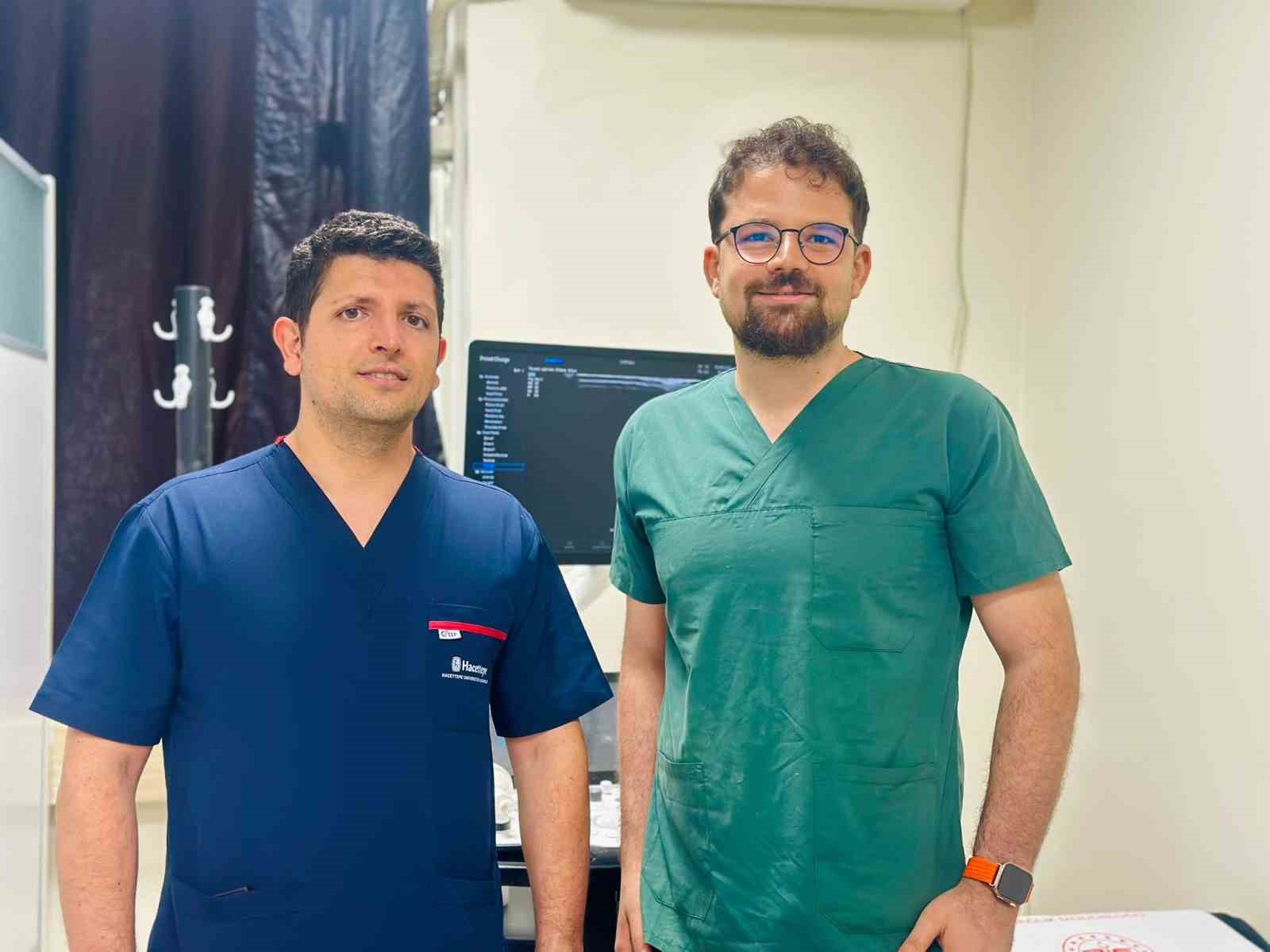 RADYOLOJİ UZMANI EMRE RUHAT AVCI(SAĞDA) İLE KULAK BURUN BOĞAZ BAŞ VE BOYUN CERRAHİSİ UZMANI OP. DR. YASİN GÖKÇINAR(SOLDA), TOPLUMDA SIK GÖRÜLEN TİROİD NODÜLLERİNİN BÜYÜK BÖLÜMÜNÜN İYİ HUYLU OLDUĞUNU BELİRTEREK, HER NODÜLÜN AMELİYAT GEREKTİRMEDİĞİNİ İFADE ETTİ.