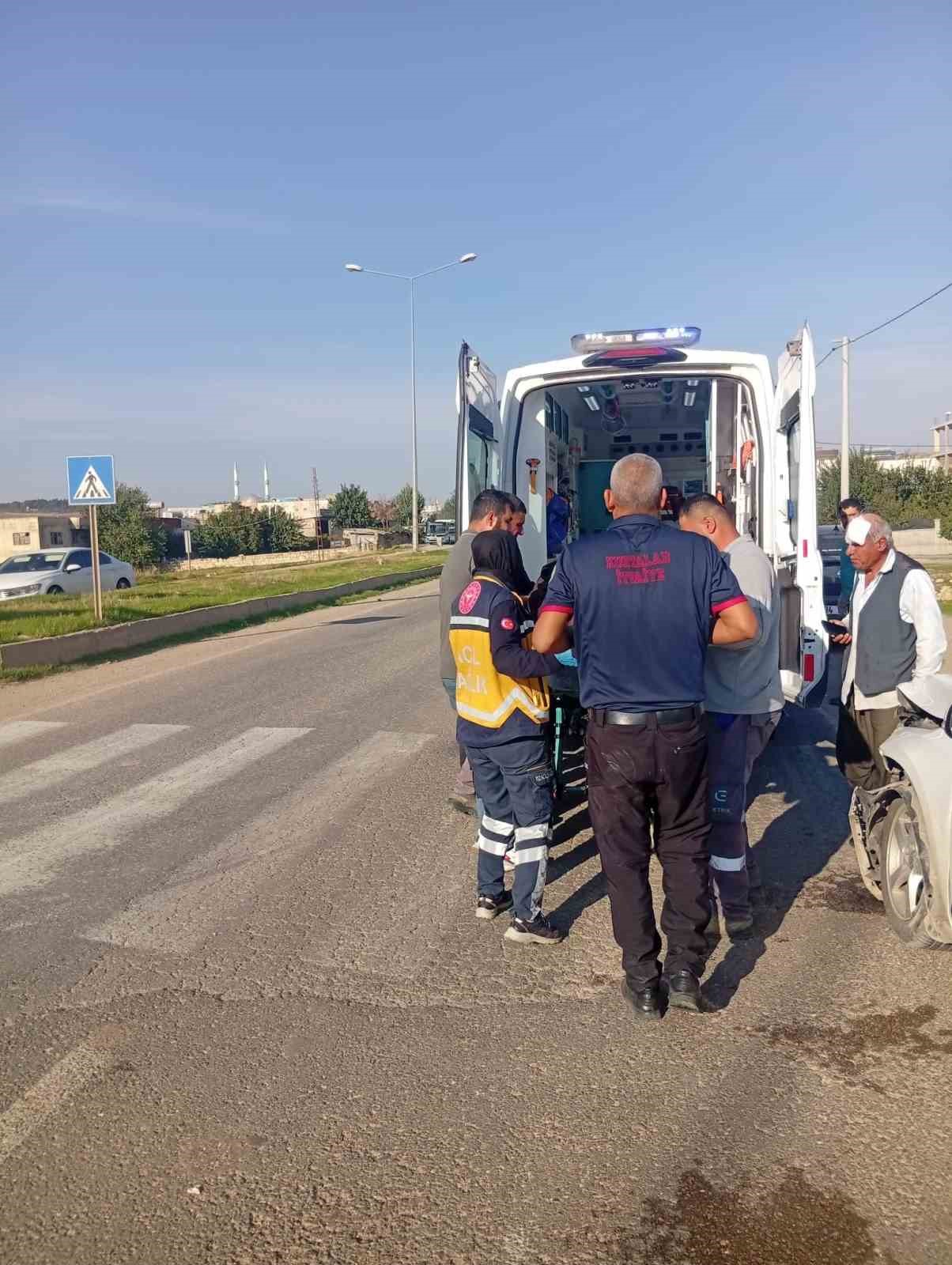 KAZADA YARALANAN 3 KİŞİ, OLAY YERİNDEKİ İLK MÜDAHALELERİNİN ARDINDAN AMBULANSLARLA HASTANEYE SEVK EDİLDİ.
