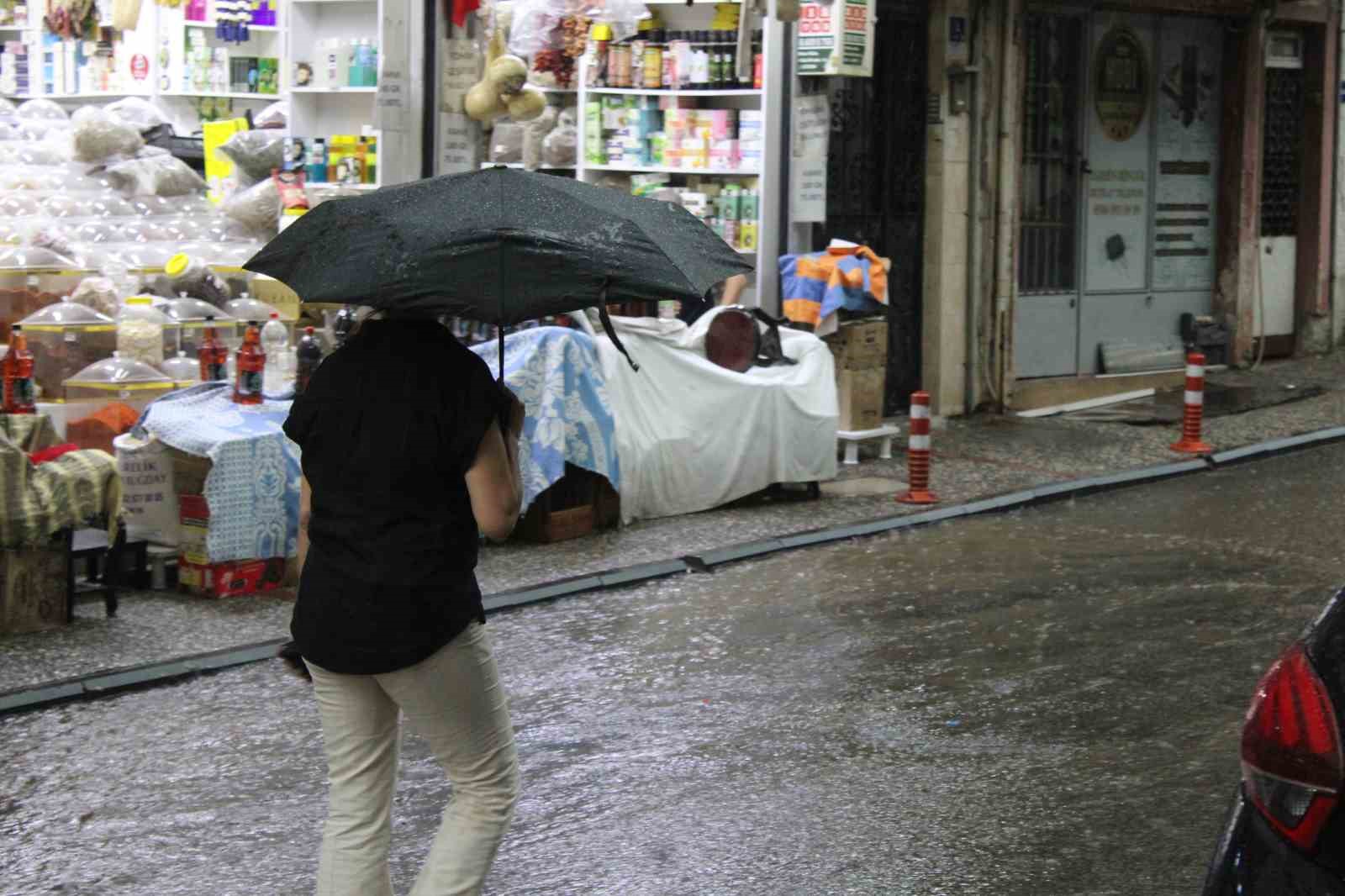 AYDIN'DA AKŞAM SAATLERİNDE BAŞLAYAN SAĞANAK YAĞIŞ ARALIKLARLA ETKİLİ OLURKEN, HAZIRLIKSIZ YAKALANAN BAZI VATANDAŞLAR DA KENDİ İMKANLARIYLA YAĞMURDAN KORUNMAYA ÇALIŞTI.