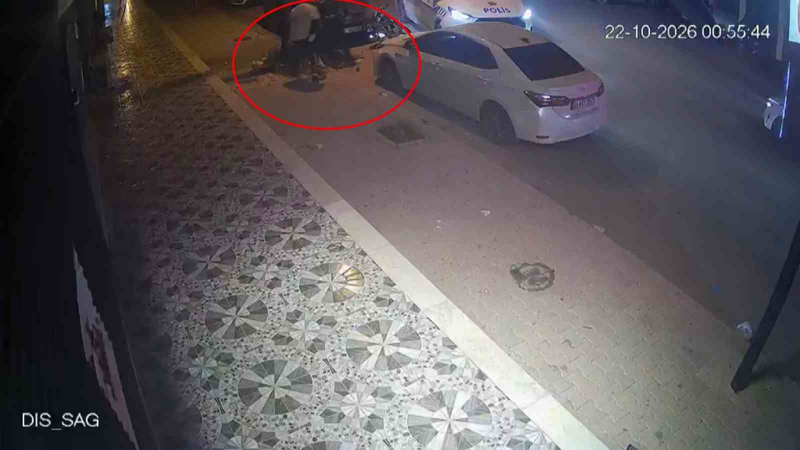 HATAY’IN REYHANLI İLÇESİNDE ÇALINTI MOTOSİKLETİYLE KAÇAN ŞAHIS, POLİS ARACINA ÇARPTI. POLİS ARACINA ÇARPARAK METRELERCE UÇAN ŞAHIS, KOŞARAK KAÇMAYA ÇALIŞTIĞI ANLAR GÜVENLİK KAMERASINA YANSIDI.