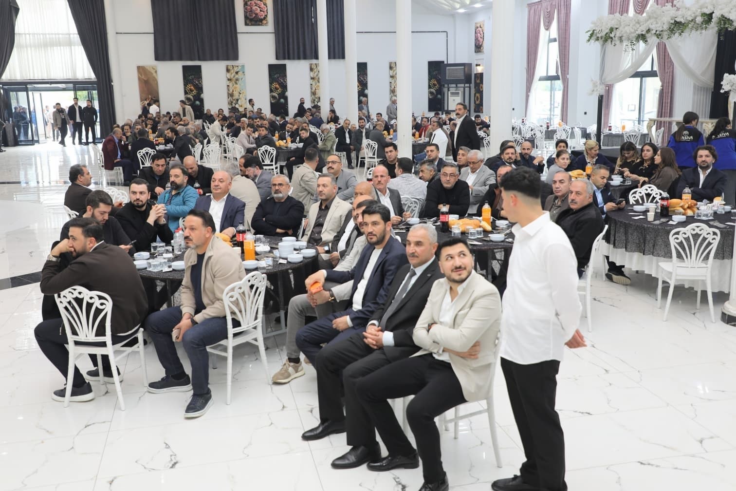 VAN TİCARET VE SANAYİ ODASI'NIN (VAN TSO) 24 EKİM 2026 TARİHİNDE GERÇEKLEŞTİRİLEN ORGAN SEÇİMLERİNDE 19 MESLEK KOMİTESİNİN 10'UNU KAZANAN NECDET TAKVA ÖNCÜLÜĞÜNDEKİ ORTAK AKIL VE MAVİ LİSTE EKİBİ, SEÇİM BAŞARISINI DÜZENLENEN PROGRAMLA KUTLADI.