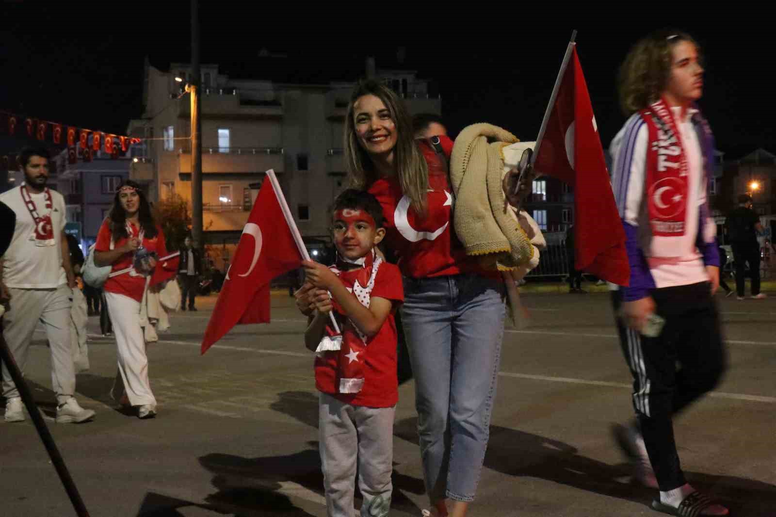 UEFA ULUSLAR A LİGİ 1. GRUP'TAKİ İLK MAÇINDA A MİLLİ FUTBOL TAKIMIN, KOCAELİ STADYUMU'NDA FRANSA İLE KARŞI KARŞIYA GELECEĞİ MAÇA DAKİKALAR KALA, STADYUM GİRİŞİNDE BİNLERCE TARAFTAR RENKLİ GÖRÜNTÜLER OLUŞTURDU.