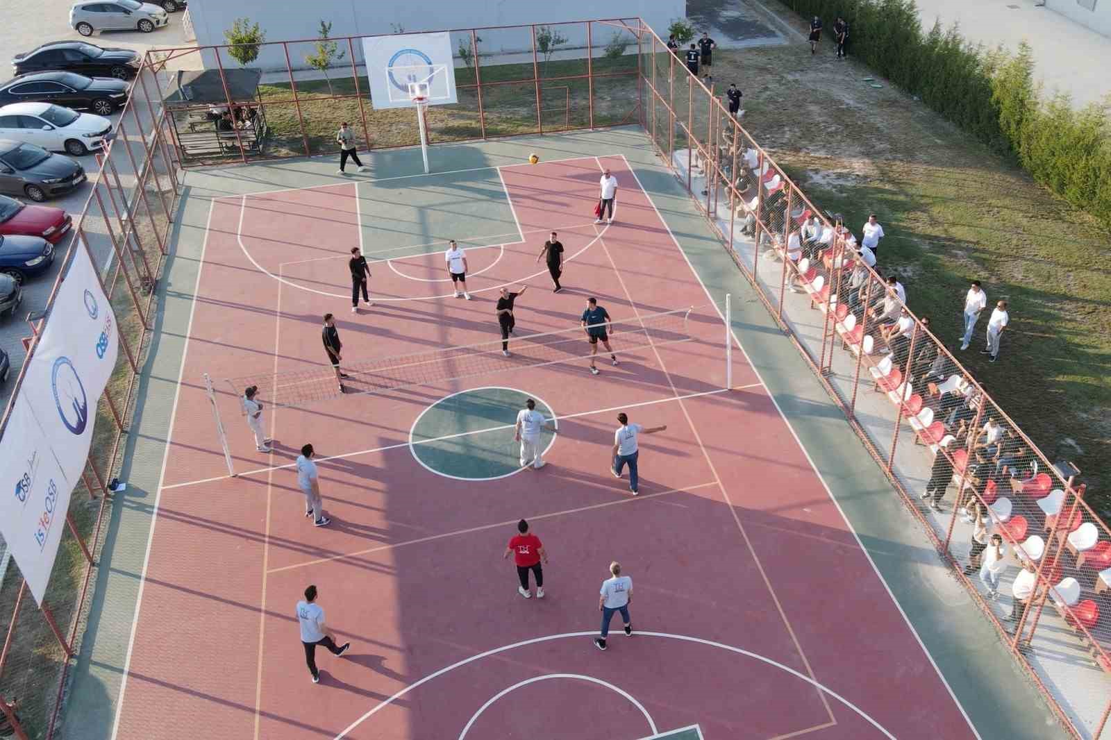 KÜTAHYA ORGANİZE SANAYİ BÖLGESİ (OSB) YÖNETİM KURULU BAŞKANLIĞI TARAFINDAN DÜZENLENEN FİRMALAR ARASI VOLEYBOL TURNUVASI, ÇEKİŞMELİ MÜSABAKALARIN ARDINDAN TAMAMLANDI.