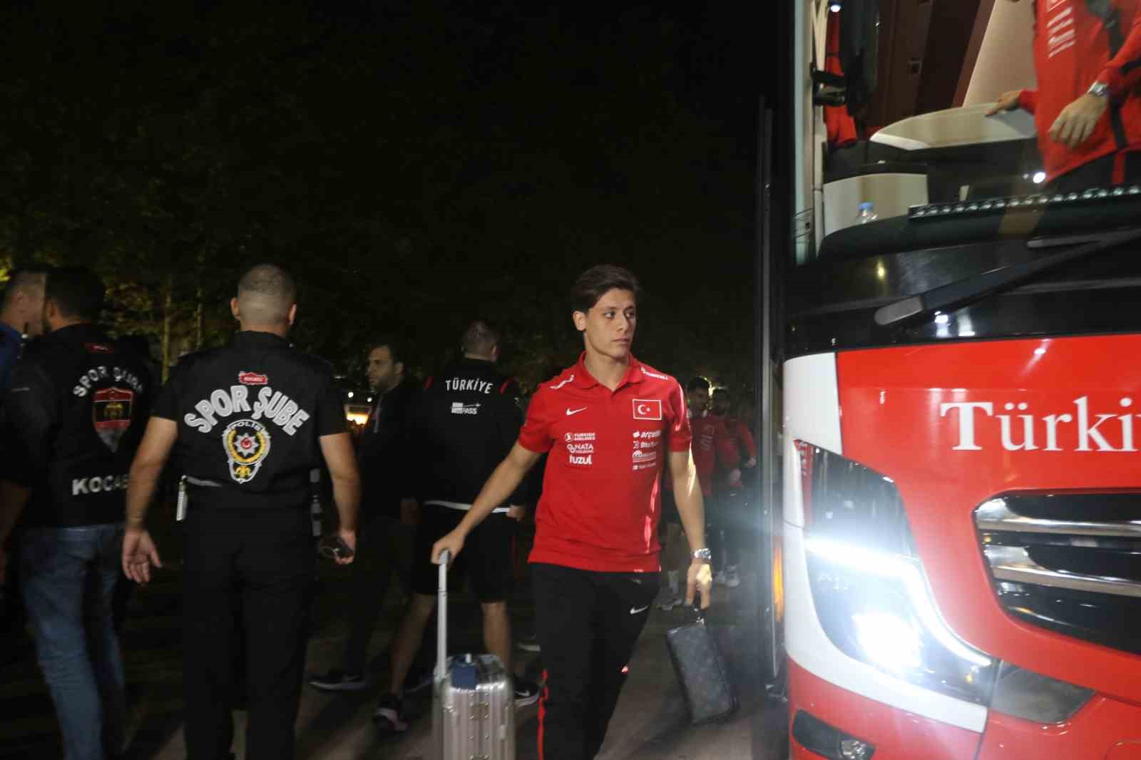 A MİLLİ FUTBOL TAKIMI, FRANSA MAÇI ÖNCESİ KOCAELİ STADYUMU'NDA GERÇEKLEŞTİRDİĞİ KISA YÜRÜYÜŞÜN ARDINDAN KONAKLADIĞI OTELE DÖNERKEN YÜZLERCE TARAFTAR TARAFINDAN COŞKUYLA KARŞILANDI.