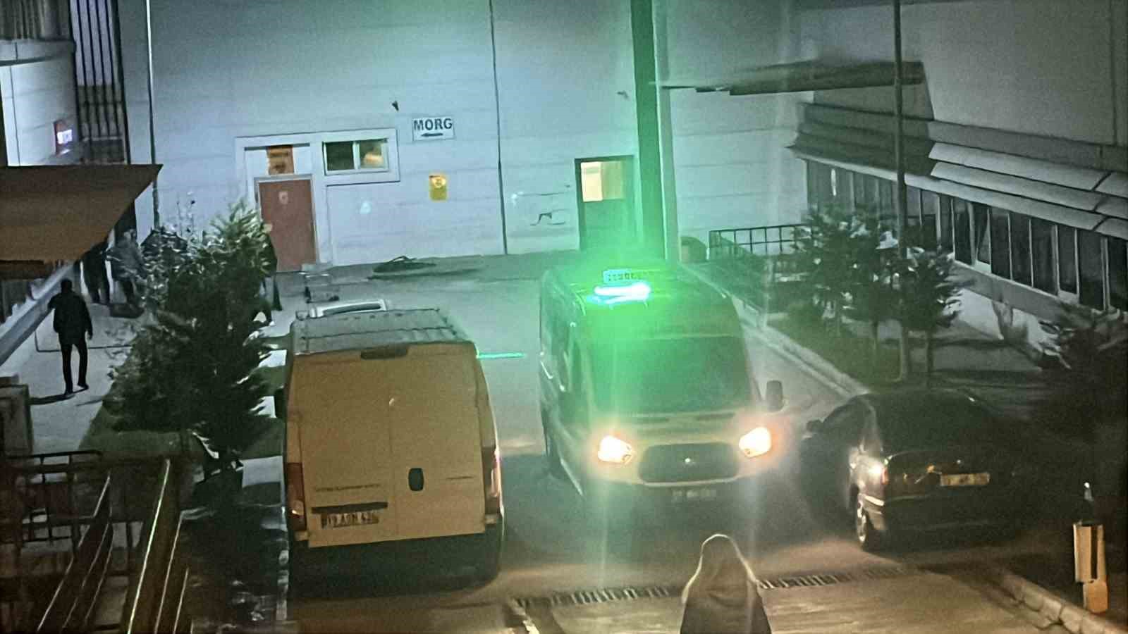 ÇORUM'DA OTOMOBİL İLE CİPİN ÇARPIŞMASI NETİCESİNDE MEYDANA GELEN KAZADA 1'İ ÇOCUK 4 KİŞİ HAYATINI KAYBEDERKEN, 1 KİŞİ DE AĞIR YARALANDI. KAZADA ÖLEN İKİ KİŞİNİN İSE DÜN NİŞANLANAN ÇİFT OLDUĞU ÖĞRENİLDİ.