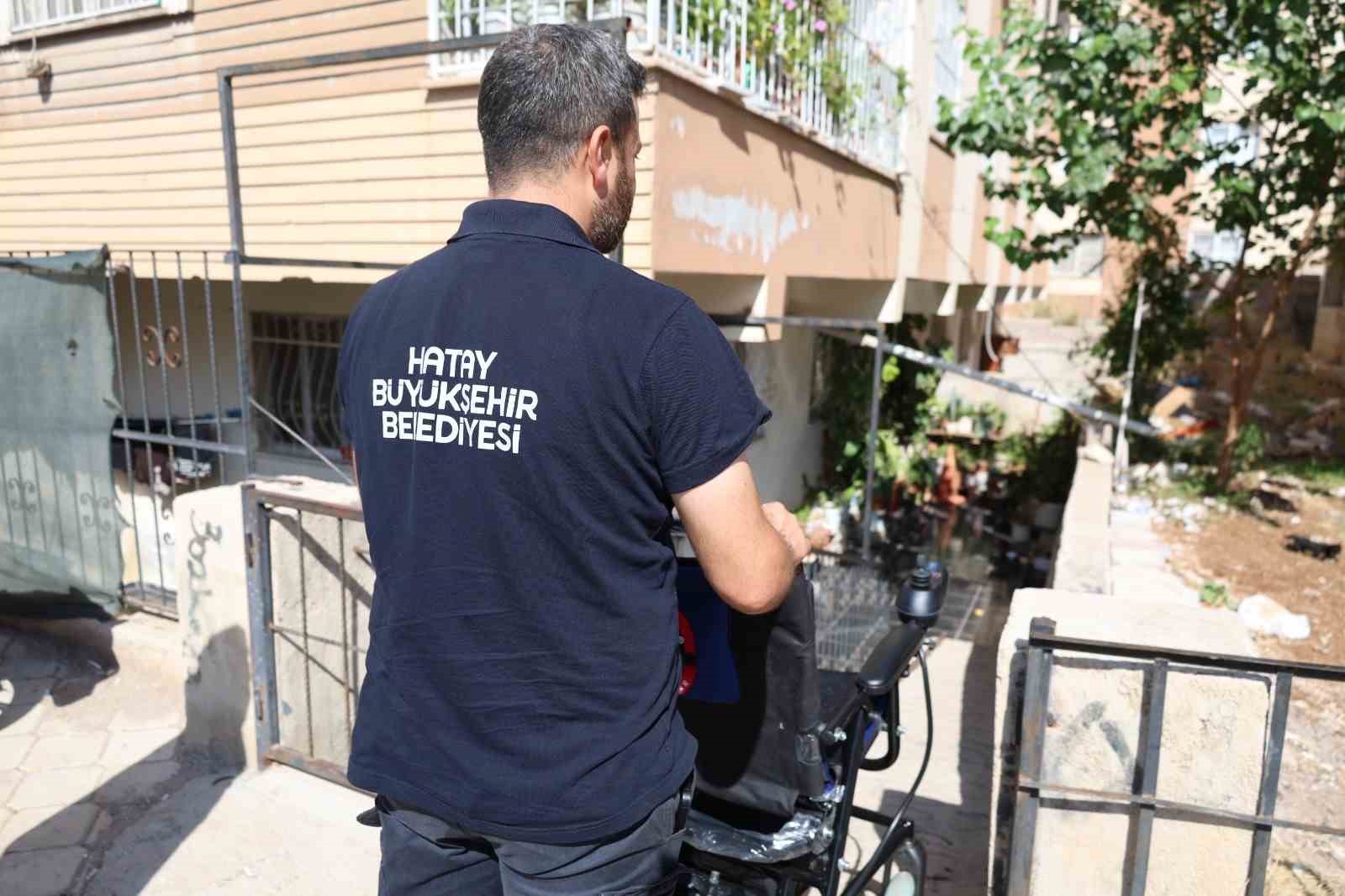 HBB EKİPLERİ TARAFINDAN REYHANLI’DA İHTİYAÇ SAHİBİ ENGELLİ VATANDAŞA AKÜLÜ TEKERLEKLİ SANDALYE TESLİM EDİLDİ.
