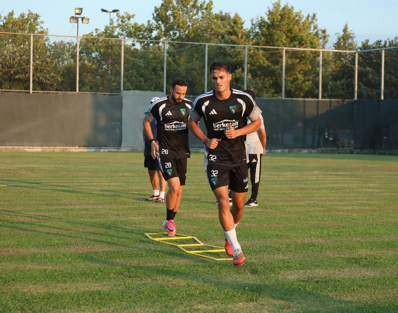 KOCAELİSPOR PAZARTESİ GECESİ TARAFTARI ÖNÜNDE OYNAYACAĞI İLK İÇ SAHA MAÇININ HAZIRLIKLARINI SÜRDÜRÜYOR