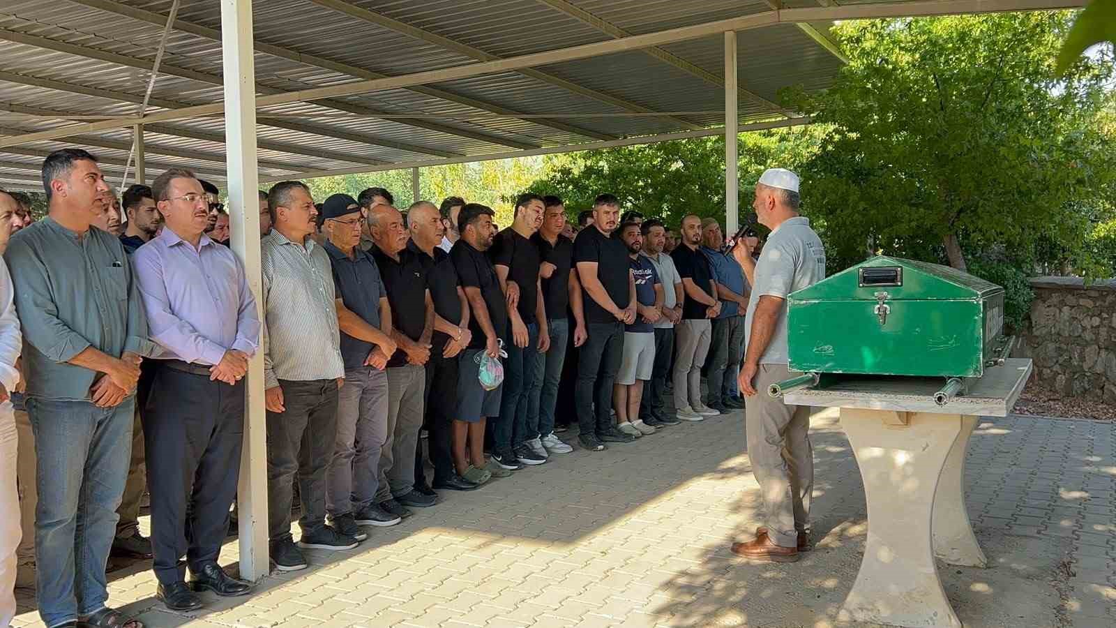 MUĞLA'NIN FETHİYE İLÇESİNDE İDDİAYA GÖRE ÖZEL BİR KLİNİKTE OLDUĞU DİŞ TEDAVİSİNİN ARDINDAN FENALAŞAN 5 YAŞINDAKİ HATİCE SERRA KIL HAYATINI KAYBEDERKEN, KÜÇÜK KIZ GÖZ YAŞLARI İÇİNDE SON YOLCULUĞUNA UĞURLANDI.