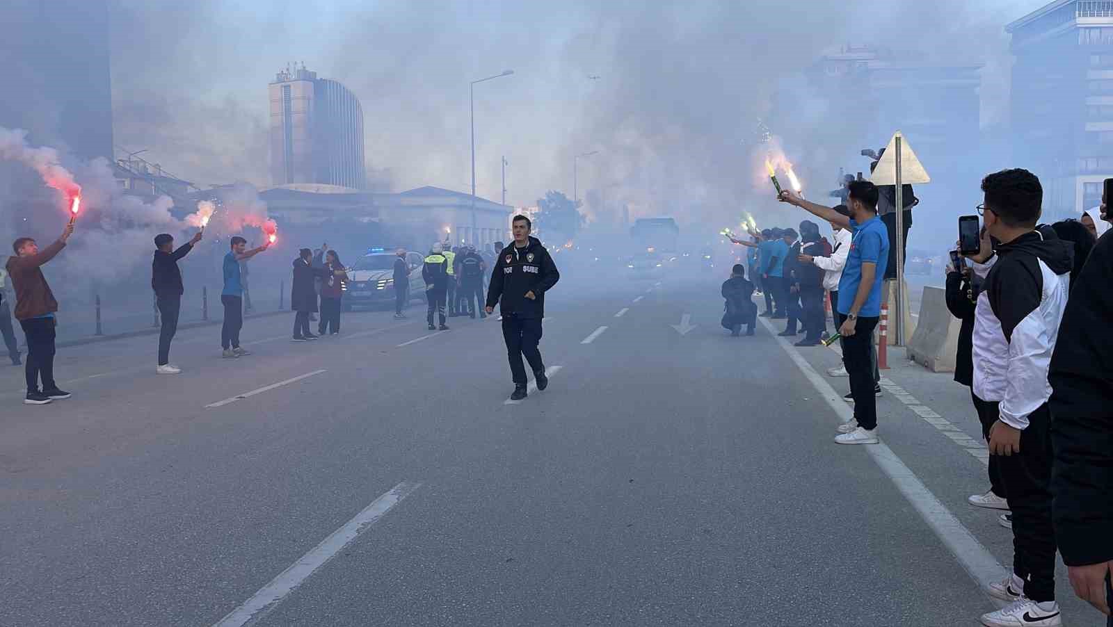 KONYASPOR İLE KARŞILAŞMAK ÜZERE KONYA BÜYÜKŞEHİR STADYUMU’NA GELEN FİLİSTİN MİLLİ TAKIMI, TARAFTARLARIN MEŞALELİ KARŞILAMASIYLA STADYUMA GİRİŞ YAPTI.