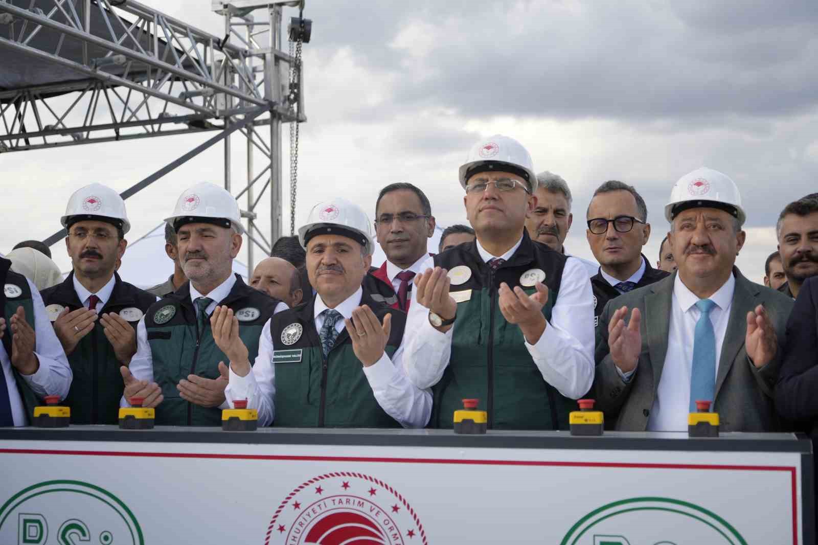 KONUŞMALARIN ARDINDAN DUALAR EŞLİĞİNDE BUTONA BASILARAK BARAJ GÖLÜNDE ŞU TUTMA İŞLEMİ BAŞLADI.