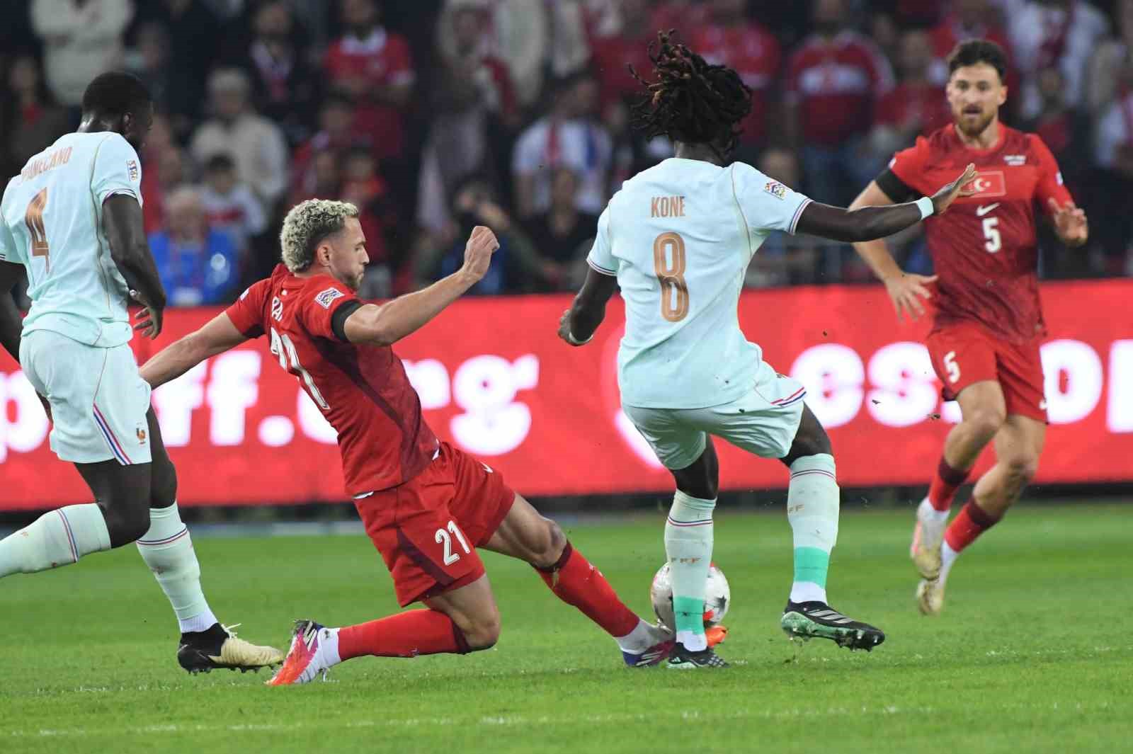 A MİLLİ FUTBOL TAKIMI, UEFA ULUSLAR A LİGİ 1. GRUP İLK MAÇINDA FRANSA İLE KOCAELİ'DE KARŞILAŞIYOR. MÜCADELENİN İLK YARISI GOLSÜZ EŞİTLİKLE TAMAMLANDI.