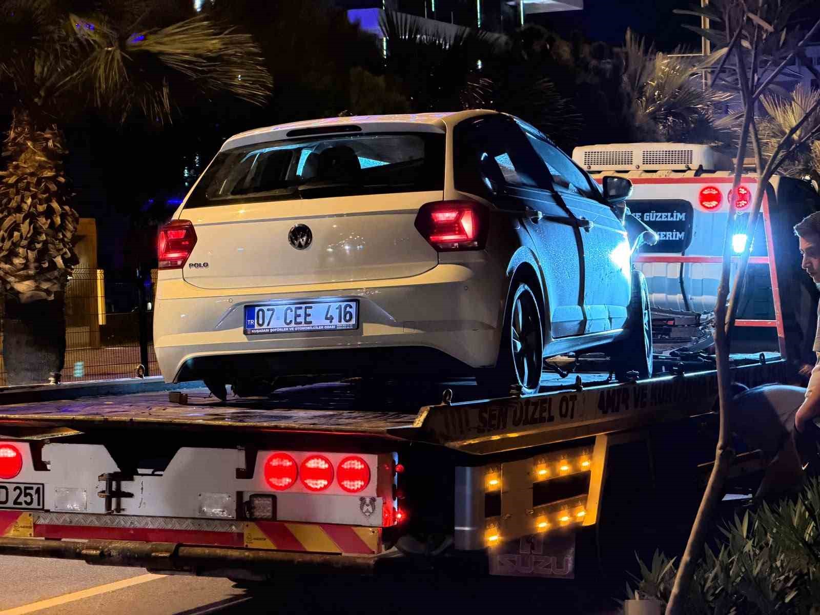 ANTALYA’NIN ALANYA İLÇESİNDE İKİ OTOMOBİLİN KARIŞTIĞI TRAFİK KAZASINDA 2 KİŞİ YARALANDI. ÇARPMANIN ETKİSİYLE TAKLA ATAN OTOMOBİLİN SÜRÜCÜSÜ KAZAYI YARA ALMADAN ATLATTI. YARALILARDAN BİRİNİN HAYATİ TEHLİKESİNİN BULUNDUĞU ÖĞRENİLDİ.