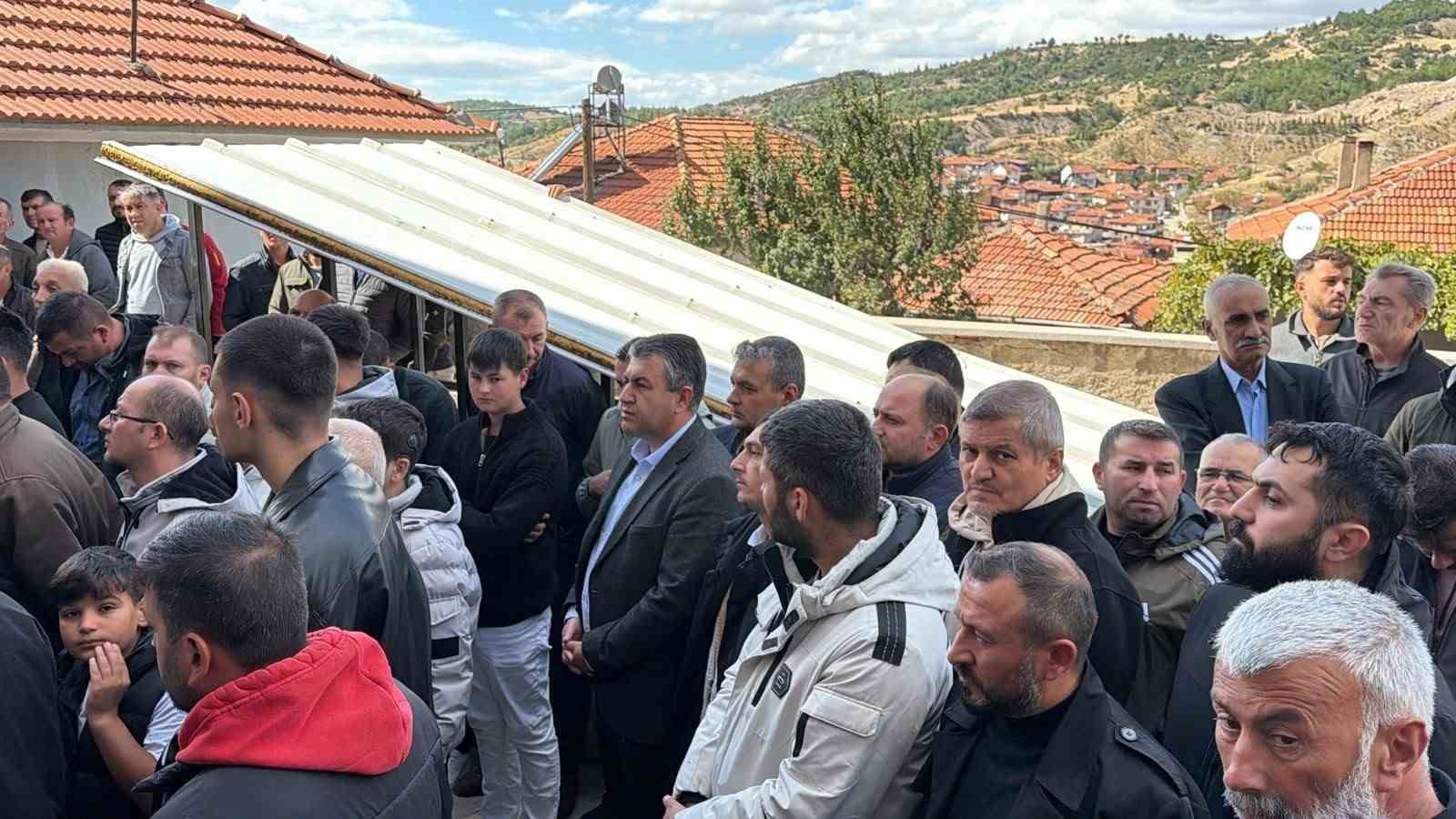 MANİSA'NIN SOMA İLÇESİNDEKİ ÖZEL BİR MADEN OCAĞINDA MEYDANA GELEN GÖÇÜKTEHAYATINI KAYBEDEN 5 İŞÇİDEN BİRİ OLAN GEDİZLİ MADENCİ, MEMLEKETİ KÜTAHYA'NIN GEDİZ İLÇESİNE BAĞLI GÖKLER BELDESİNDE GÖZYAŞLARIYLA TOPRAĞA VERİLDİ.