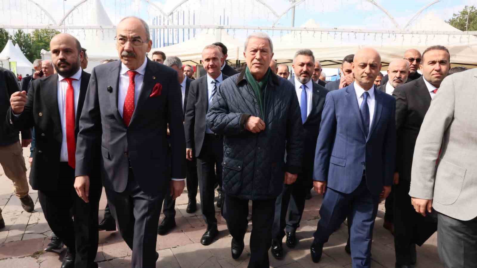 KAYSERİ TİCARET ODASI'NIN (KTO) ORGAN SEÇİMLERİ BAŞLARKEN, ONLARCA ÜYE OY KULLANMAK İÇİN ALANA GELDİ. KTO BAŞKANI VE BAŞKAN ADAYI ÖMER GÜLSOY SEÇİMLE İLGİLİ, "TAM GAZ ÇALIŞMAYA ÖNÜMÜZDEKİ DÖNEMDE DE DEVAM EDECEĞİZ" DERKEN, DİĞER BAŞKAN ADAYI ALİ ALKAN İSE, "DEMOKRASİ ŞÖLENİ YAŞIYORUZ" İFADELERİNİ KULLANDI.