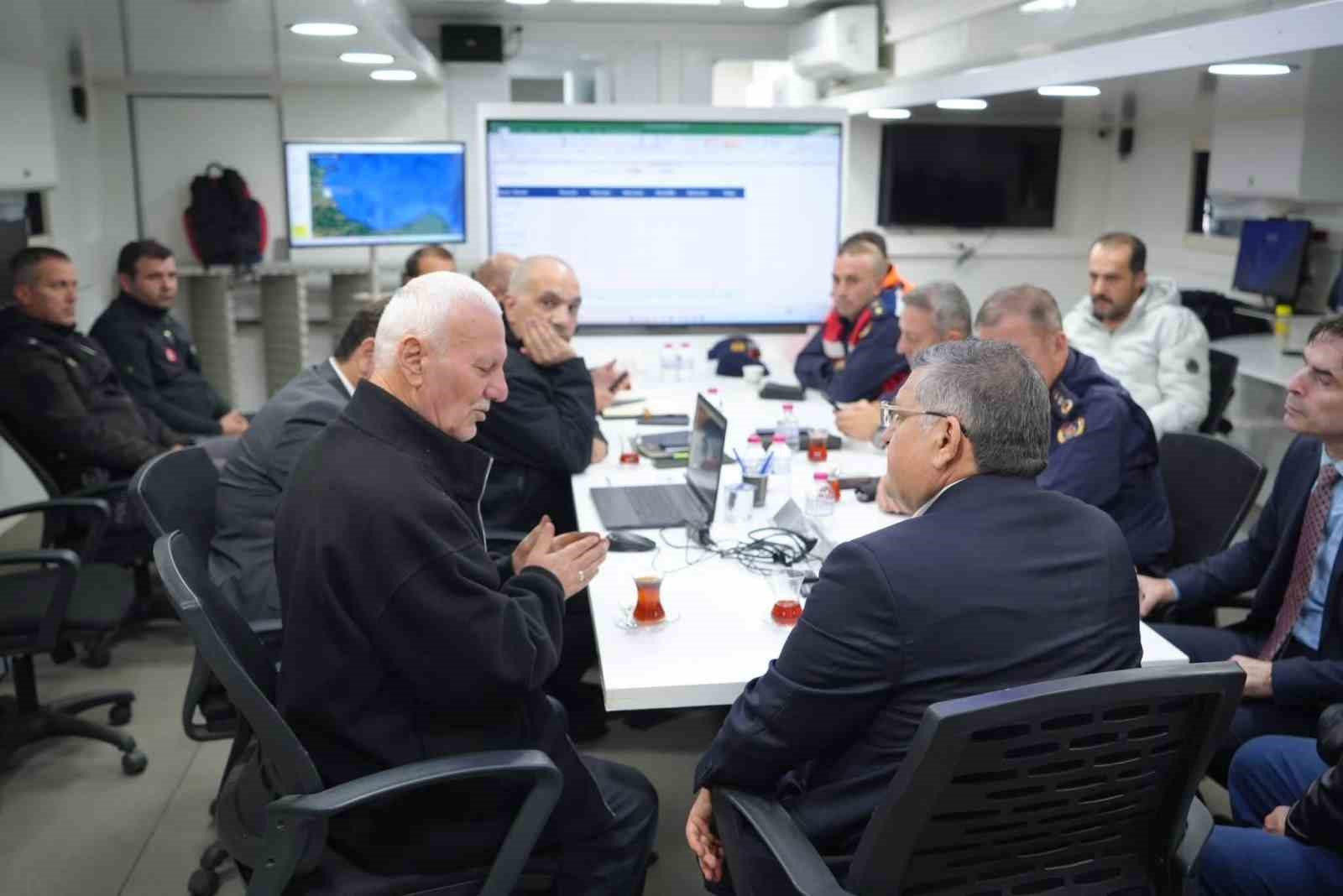 SİNOP’TA TEKNENİN ALABORA OLMASI SONUCU KAYBOLAN GAZİ POLİS MEMURU NUMAN ŞEN’İ ARAMA ÇALIŞMALARI, 197 PERSONEL VE 21 DALGICIN KATILIMIYLA HAVADAN, KARADAN, DENİZDEN VE SU ALTINDAN SÜRDÜRÜLÜYOR.