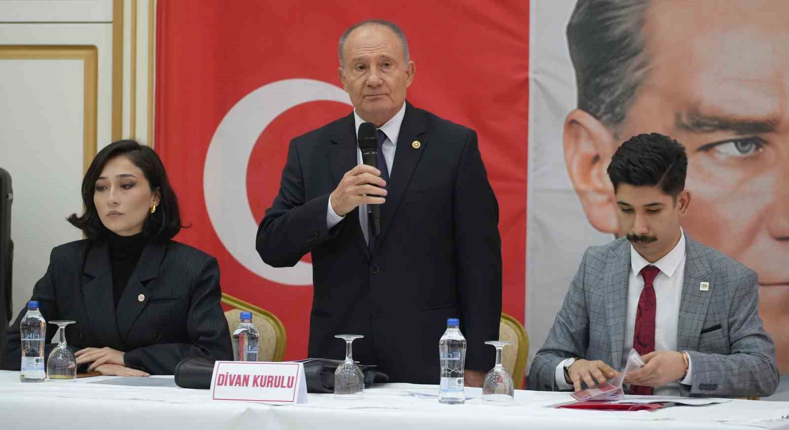 DİVAN BAŞKANLIĞINA ESKİ CHP ANKARA MİLLETVEKİLİ MEHMET TOMANBAY (ORTADA) SEÇİLDİ