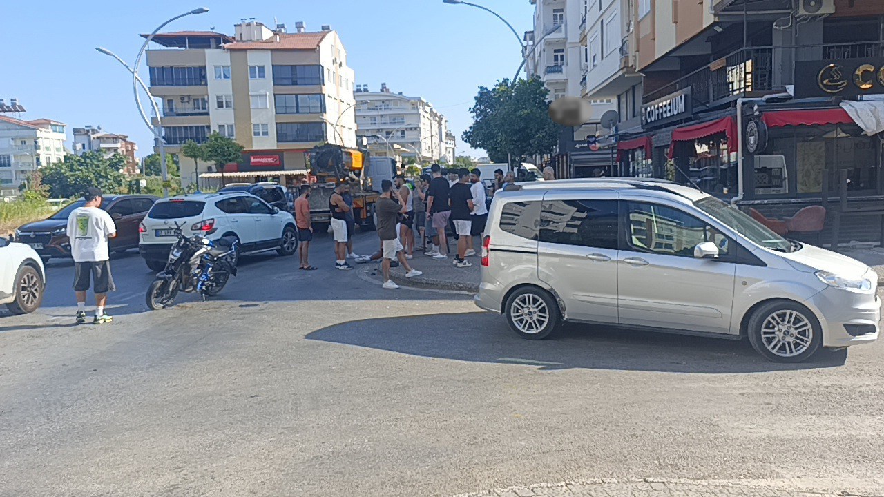 ANTALYA’NIN MANAVGAT İLÇESİNDE SEYİR HALİNDEKİ MOTOSİKLET İLE HAFİF TİCARİ ARACIN ÇARPIŞMASI SONUCU MEYDANA GELEN KAZADA MOTOSİKLET SÜRÜCÜSÜ YARALANDI.