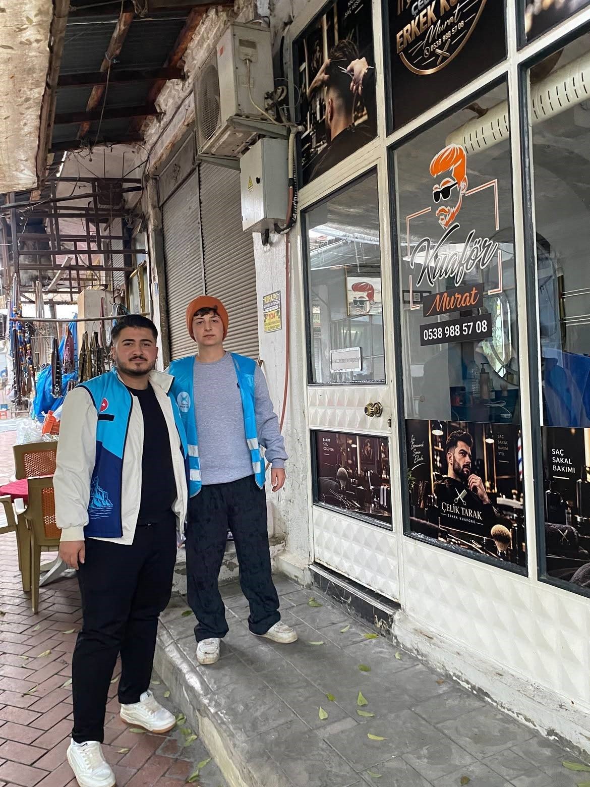 TÜRKİYE GENÇLİK VAKFI (TÜGVA) BOYABAT  İLÇE TEMSİLCİLİĞİ, SABAHIN ERKEN SAATLERİNDE DÜKKAN KAPILARINA BIRAKTIKLARI SİFTAH ZARFLARIYLA ESNAFA HEM MADDİ HEM DE MANEVİ BİR DESTEK SUNDU.