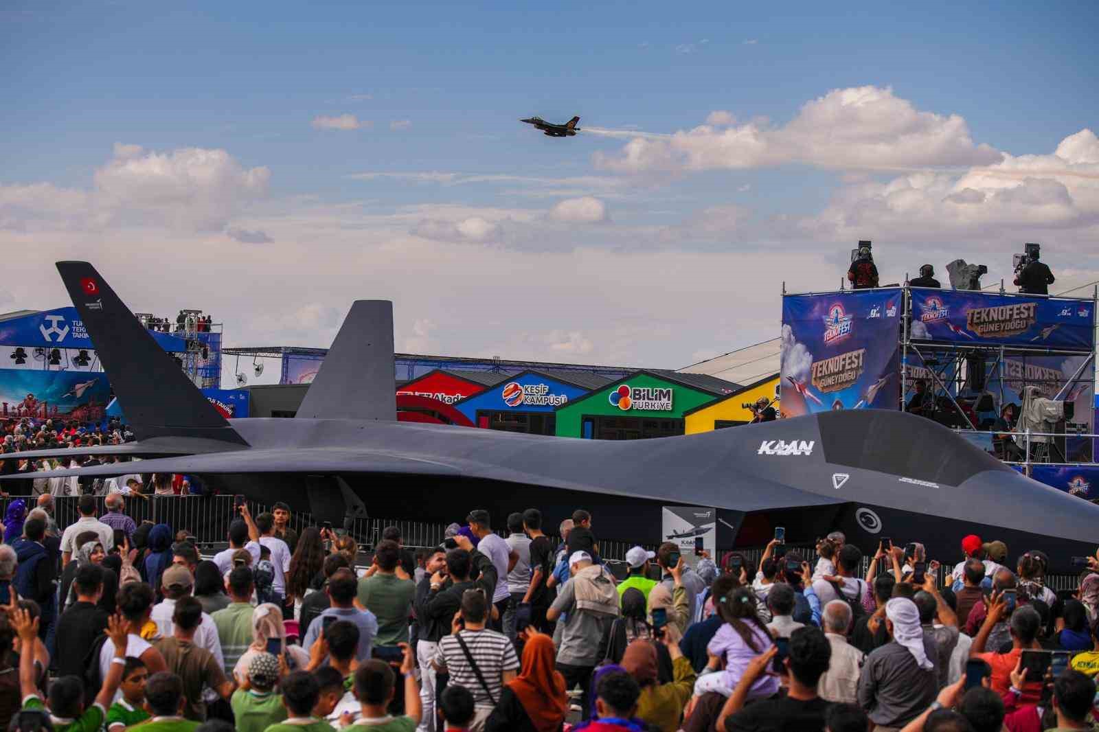 TEKNOFEST'TE SOLOTÜRK VE ATAK HELİKOPTERİNDEN ARDI ARDINA GÖKYÜZÜ ŞOVU