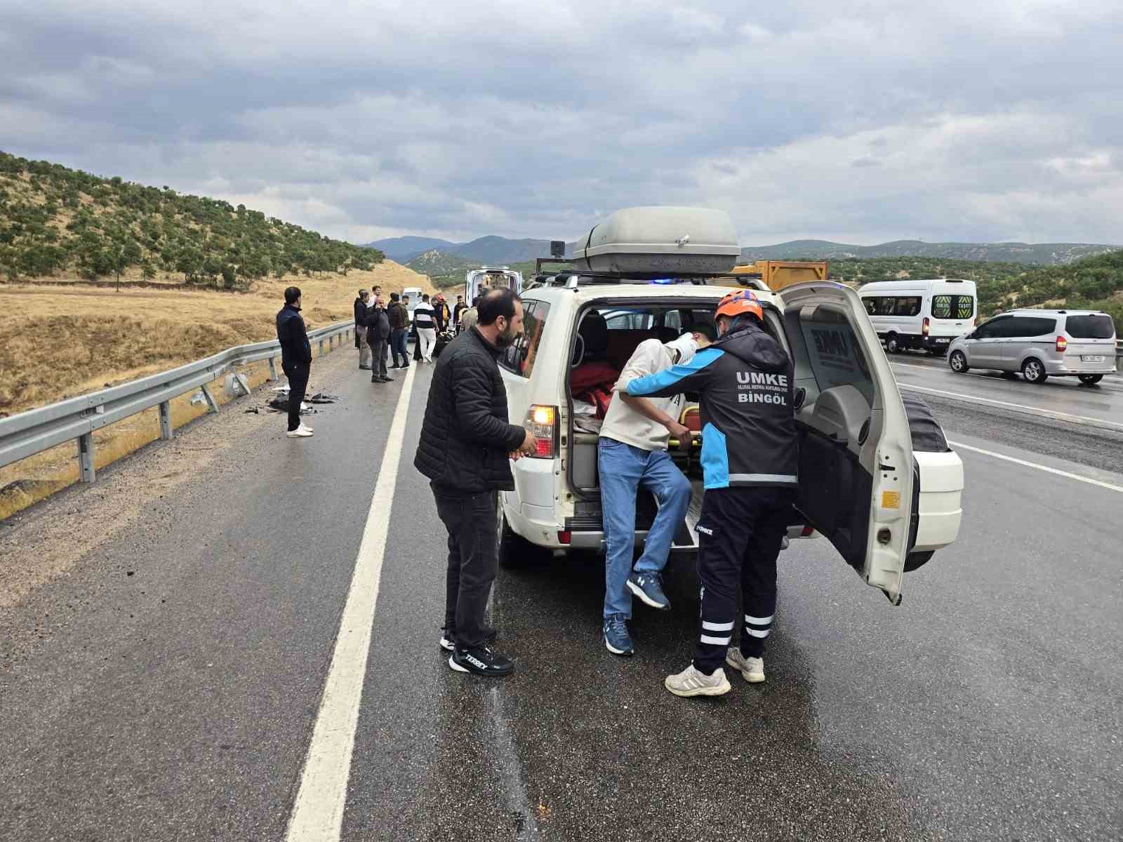 BİNGÖL’DE HAFİF TİCARİ ARAÇ BARİYERE ÇARPTI: 1 YARALI