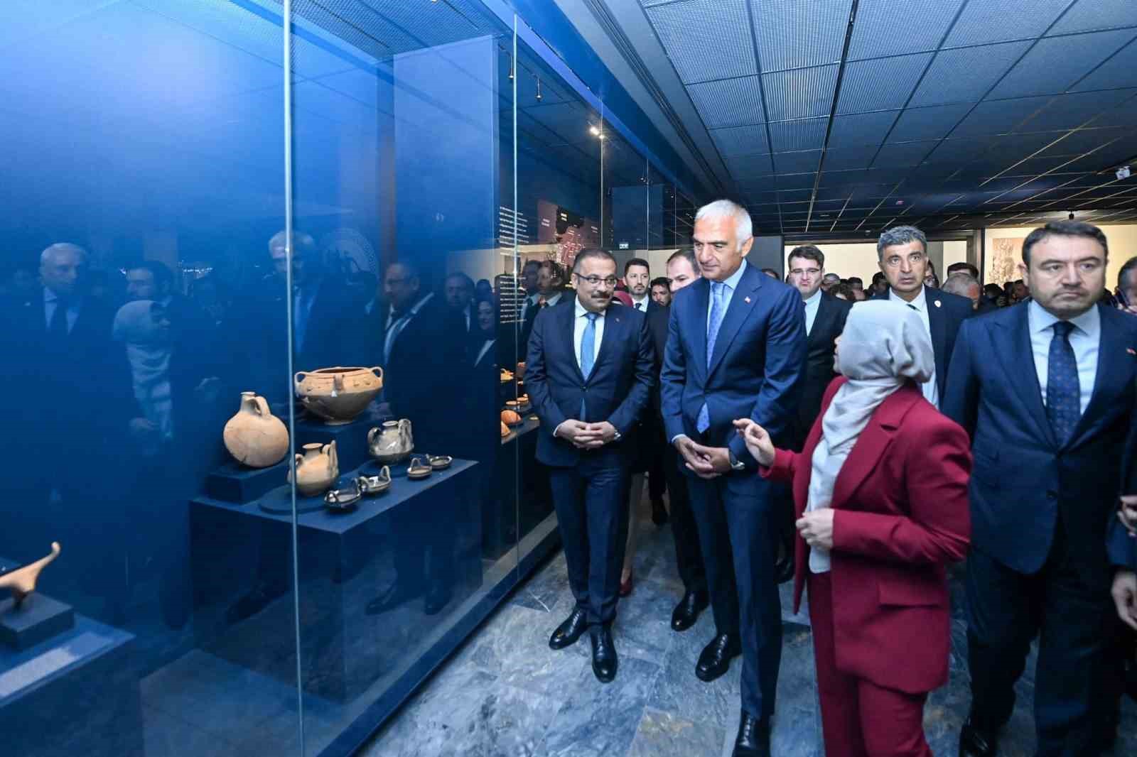 BAKAN ERSOY, KÜTAHYA ARKEOLOJİ VE MADEN MÜZESİNİ GEZDİ