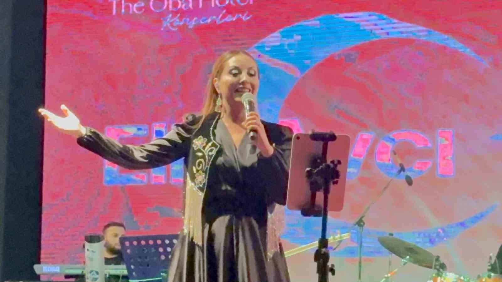 TÜRK HALK MÜZİĞİNİN GÜÇLÜ SESİ ELİF AVCI, BODRUM'DA SAHNE ALDIĞI KONSERDE GÜÇLÜ YORUMUYLA DİNLEYİCİLERE MÜZİK DOLU BİR GECE YAŞATTI.
