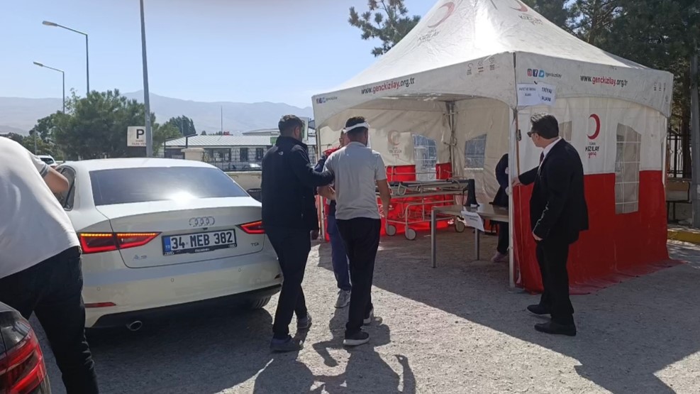 VAN’IN MURADİYE DEVLET HASTANESİ’NDE MUHTEMEL AFET VE ACİL DURUMLARA YÖNELİK HAZIRLIKLARIN GÜÇLENDİRİLMESİ AMACIYLA DÜZENLENEN TATBİKAT GERÇEĞİ ARATMADI.