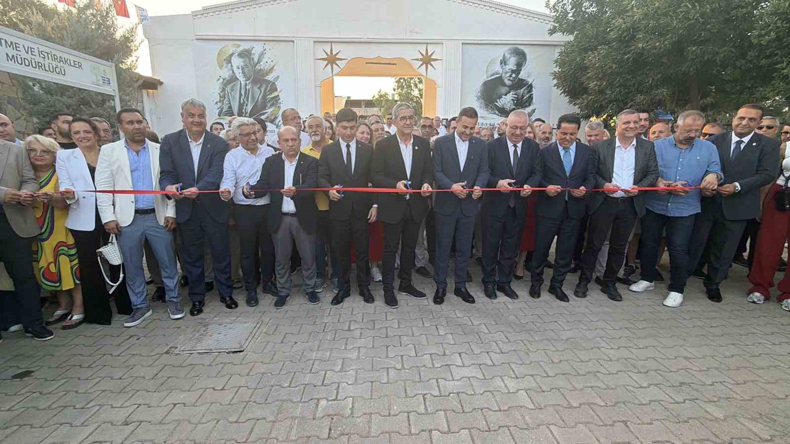 BALIKESİR’İN EDREMİT BELEDİYESİ TARAFINDAN "ÖLMEZ AĞACIN GÖLGESİNDE KİTAP" TEMASIYLA DÜZENLENEN 8. EDREMİT KİTAP FUARI BAŞLADI.  YAKLAŞIK 380 YAZAR, ŞAİR, GAZETECİ, AKADEMİSYEN, BELEDİYE BAŞKANI VE MİLLETVEKİLİ İLE 145 YAYINEVİNİN YER ALDIĞI FUAR, 23 AĞUSTOS PAZAR GÜNÜNE KADAR ZİYARETÇİLERİNİ AĞIRLAYACAK.