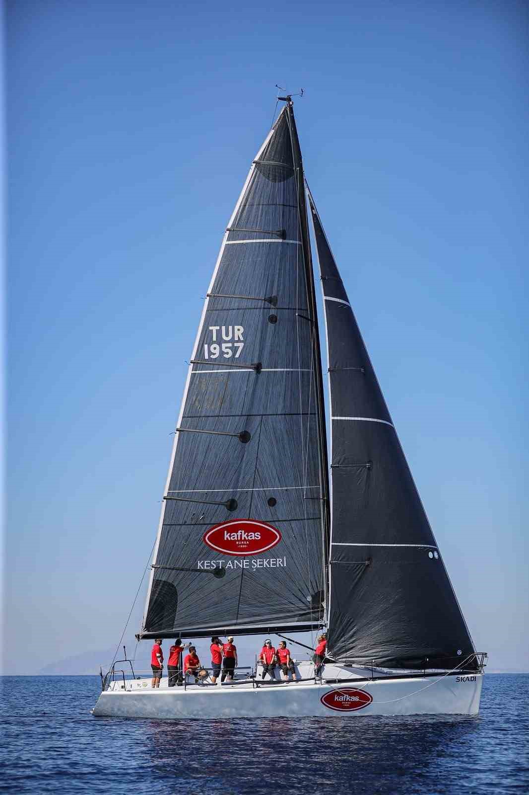 BURSA’DAN KATILAN YELKEN TAKIMI, KAFKAS KESTANE ŞEKERİ SPONSORLUĞUNDA MÜCADELE ETTİĞİ KNİDOS CUP YELKEN YARIŞLARI’NDA ÜÇÜNCÜLÜK ELDE EDEREK ÖNEMLİ BİR BAŞARIYA İMZA ATTI. TAMAMI BURSALI SPORCULARDAN OLUŞAN EKİP, HERO SAİLİNG ÇATISI ALTINDA GÖSTERDİĞİ PERFORMANSLA BURSA’YI BAŞARIYLA TEMSİL ETTİ.