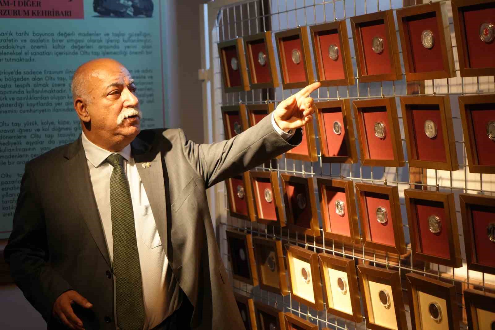 ERZURUM'DA ATATÜRK ÜNİVERSİTESİ TIP FAKÜLTESİ ADLİ TIP ANABİLİM DALI ÖĞRETİM ÜYESİ VE ADALET BAKANLIĞI ADLİ TIP KURUMU ERZURUM GRUP BAŞKANI PROF. DR. AHMET NEZİH KÖK'ÜN ÇOCUKLUĞUNDA İLK KUMBARASIYLA BAŞLAYAN KOLEKSİYON TUTKUSU, YILLAR İÇERİSİNDE BİNLERCE PARÇAYA ULAŞTI.