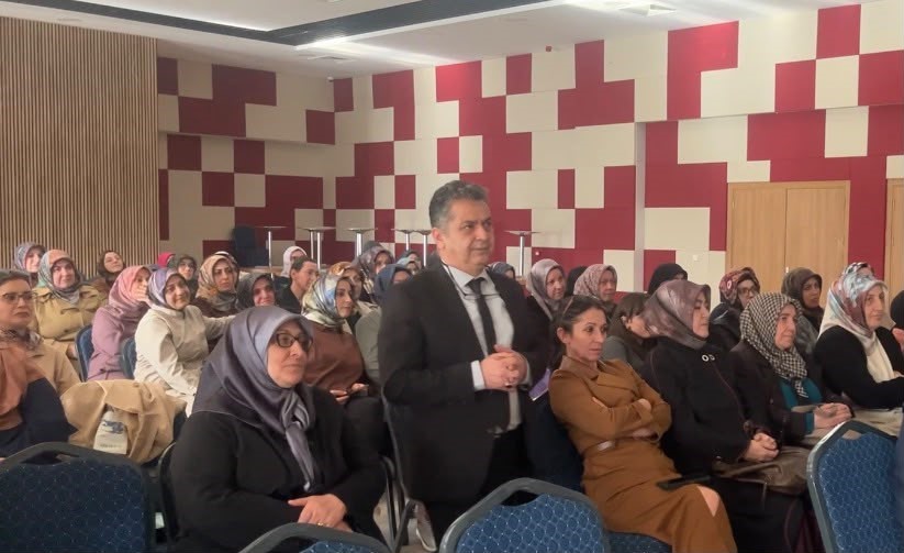 SİVAS HALK EĞİTİMİ MERKEZİNDE DÜZENLENEN SEMİNERDE KURSİYERLER, KANSERDEN KORUNMA, ERKEN TEŞHİS VE ÜCRETSİZ TARAMA PROGRAMLARI HAKKINDA BİLGİLENDİRİLDİ.