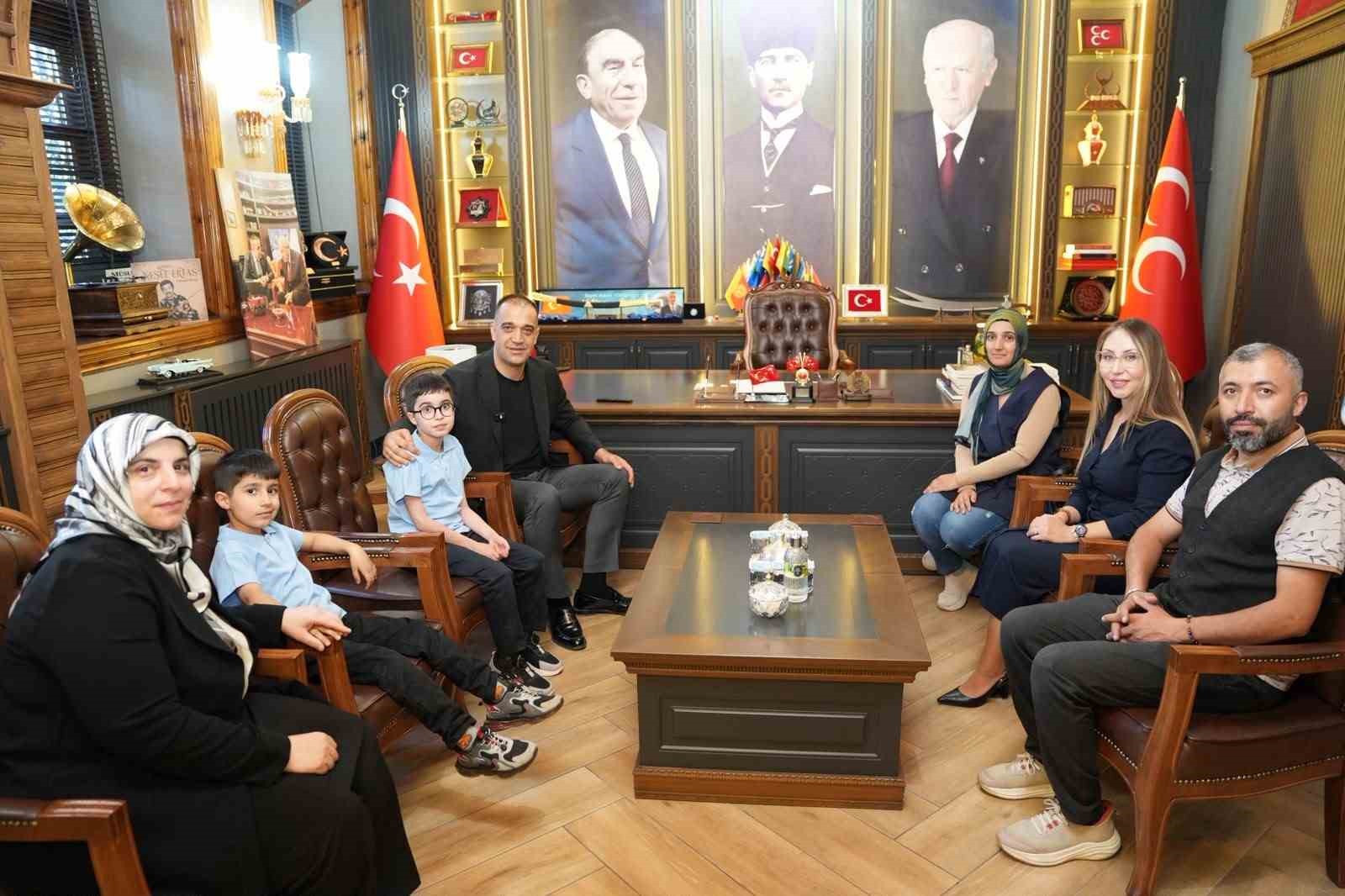 ERZURUM’DA DMD KAS HASTASI AHMET SAMİ YILDIRIM’IN YURT DIŞINDAKİ TEDAVİSİ İÇİN BAŞLATILAN VE 11 AYDIR SÜREN VALİLİK ONAYLI YARDIM KAMPANYASI, MİLLİYETÇİ HAREKET PARTİSİ (MHP) ERZURUM İL BAŞKANI ADEM YURDAGÜL’ÜN YOĞUN DESTEKLERİ VE GİRİŞİMLERİ SONUCU BAŞARIYLA TAMAMLANDI.